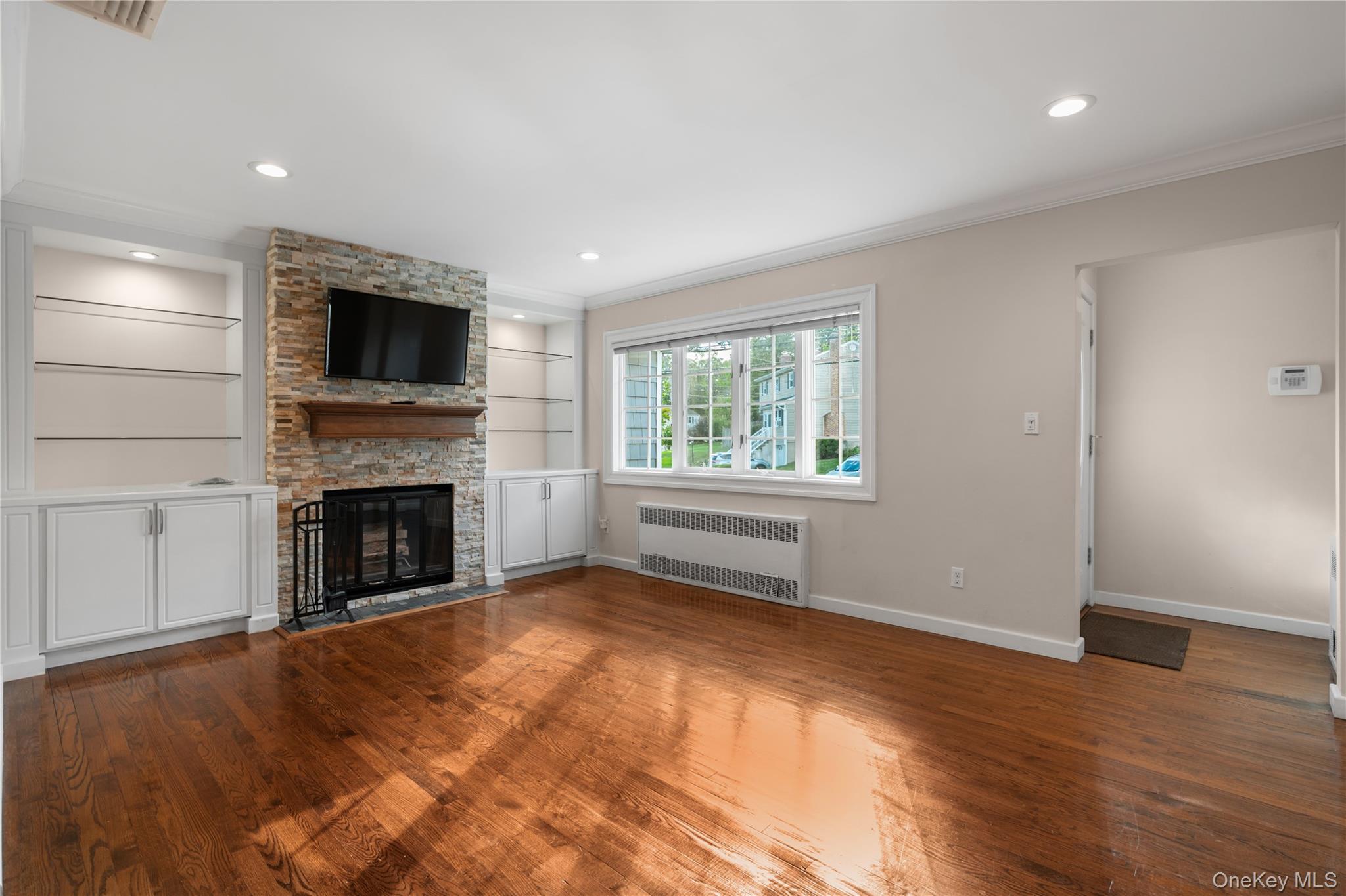 #4 photo, 178 Melville Road, South Huntington , NY 11746