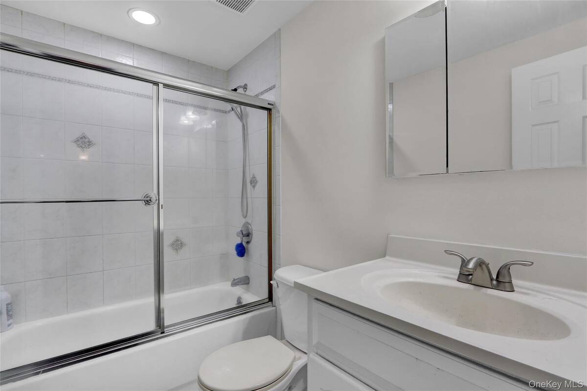 #10 photo, 431 Clubhouse Court, Coram , NY 11727