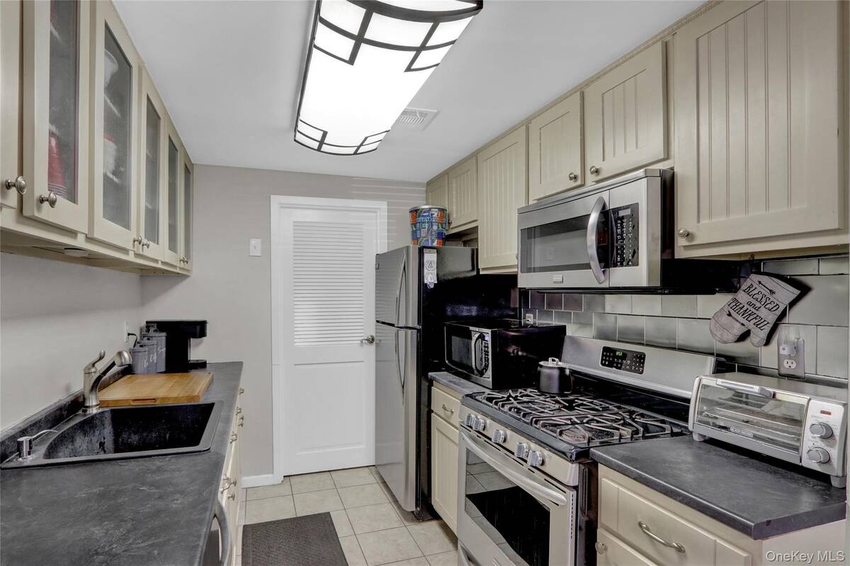 #8 photo, 431 Clubhouse Court, Coram , NY 11727