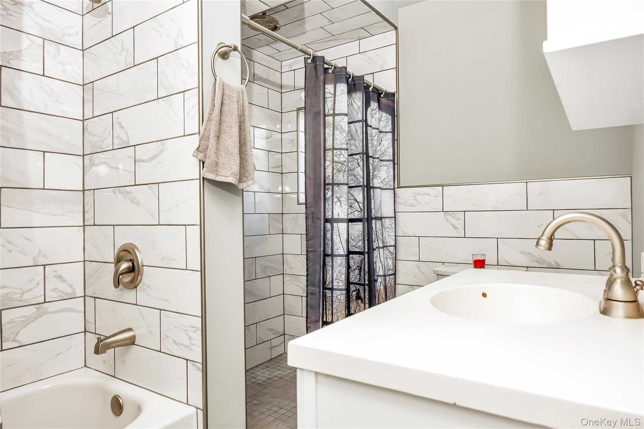 #10 photo, 769 S Hickory Street, 东长岛 Lindenhurst , NY 11757