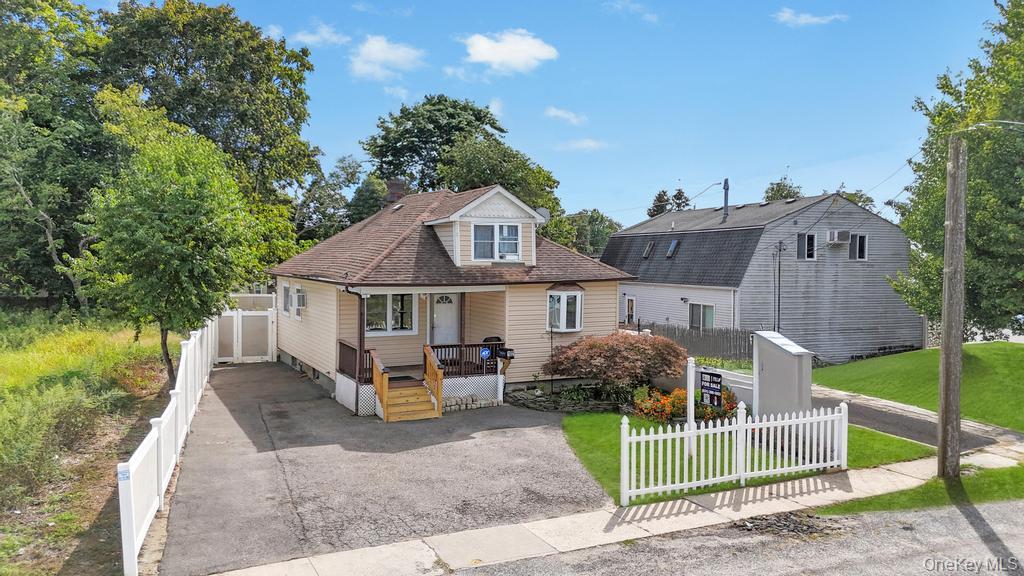 #1 photo, 12 South Road, सफ़ोक काउंटी Central Islip , NY 11722