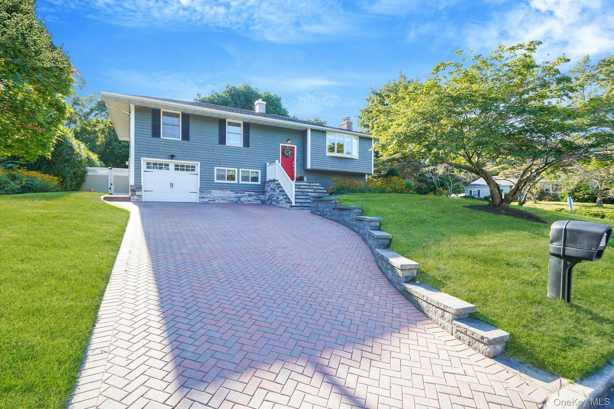 #1 photo, 55 Lolly Lane, सफ़ोक काउंटी Centereach , NY 11720