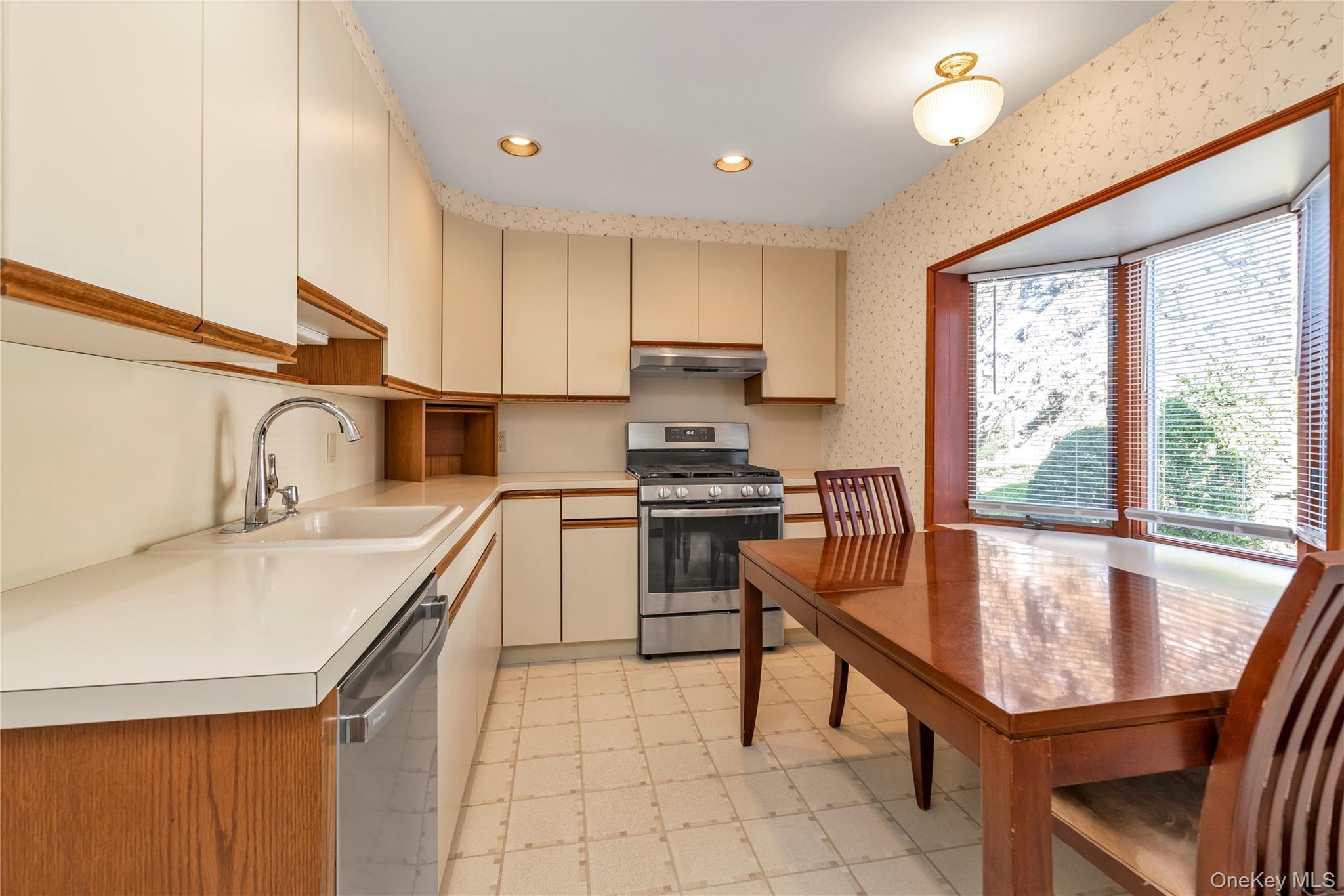 #8 photo, 31 Chester Avenue, Stewart Manor , NY 11530