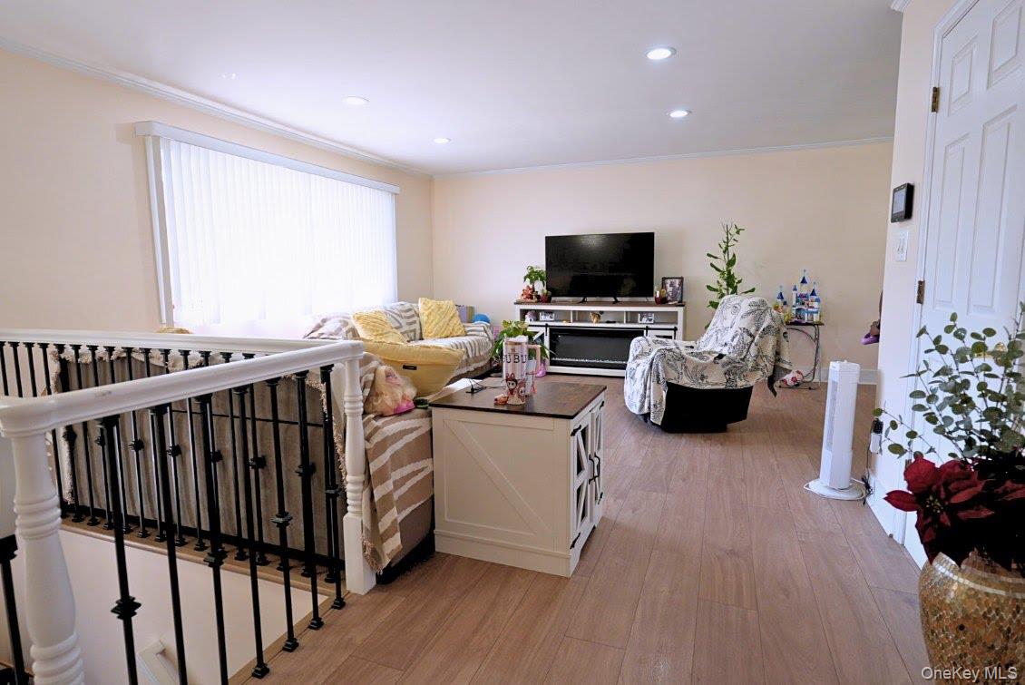 #11 photo, 828 Robin Court, Baldwin , NY 11510