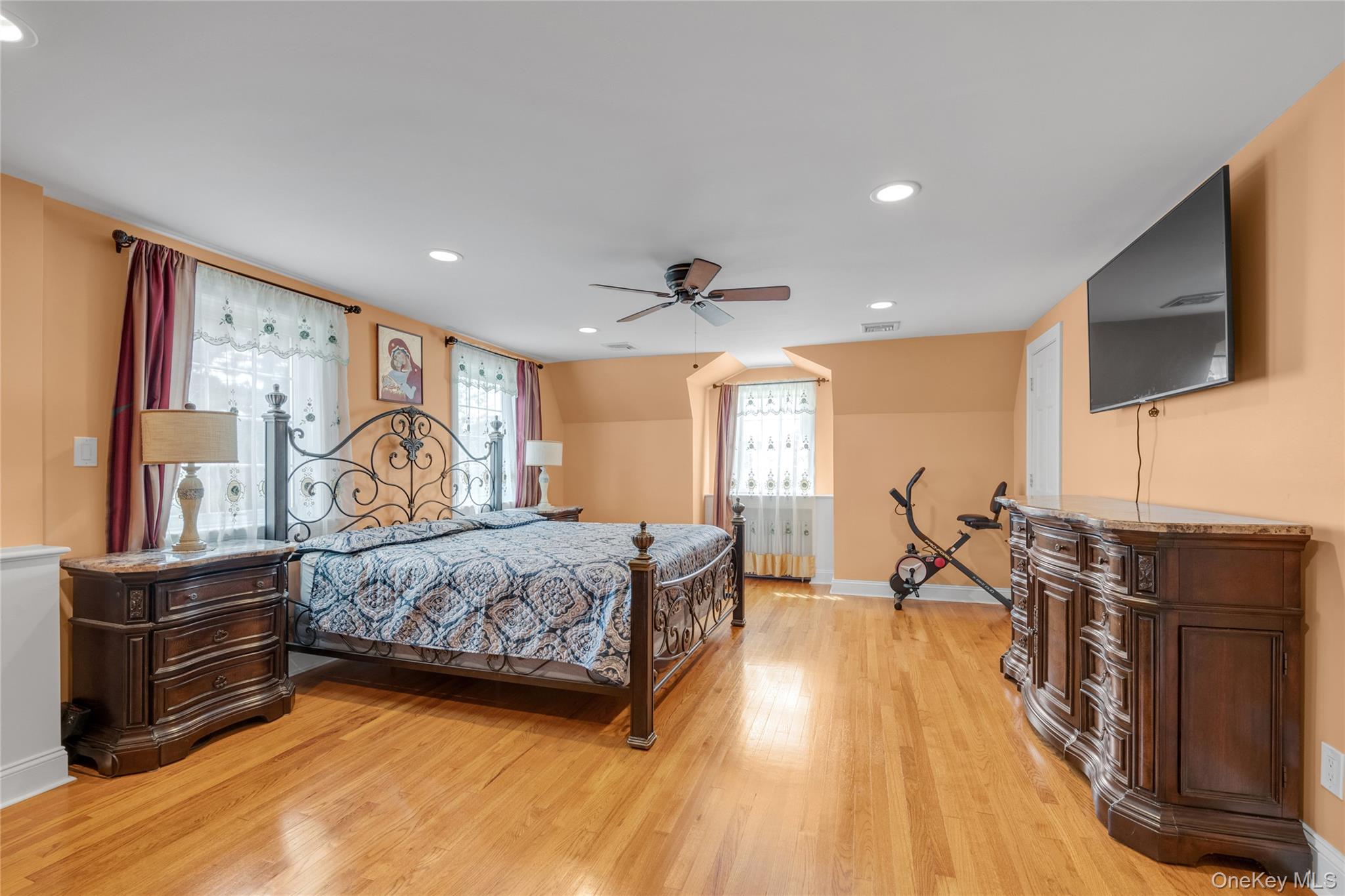 #14 photo, 10 Field Avenue, Hicksville , NY 11801