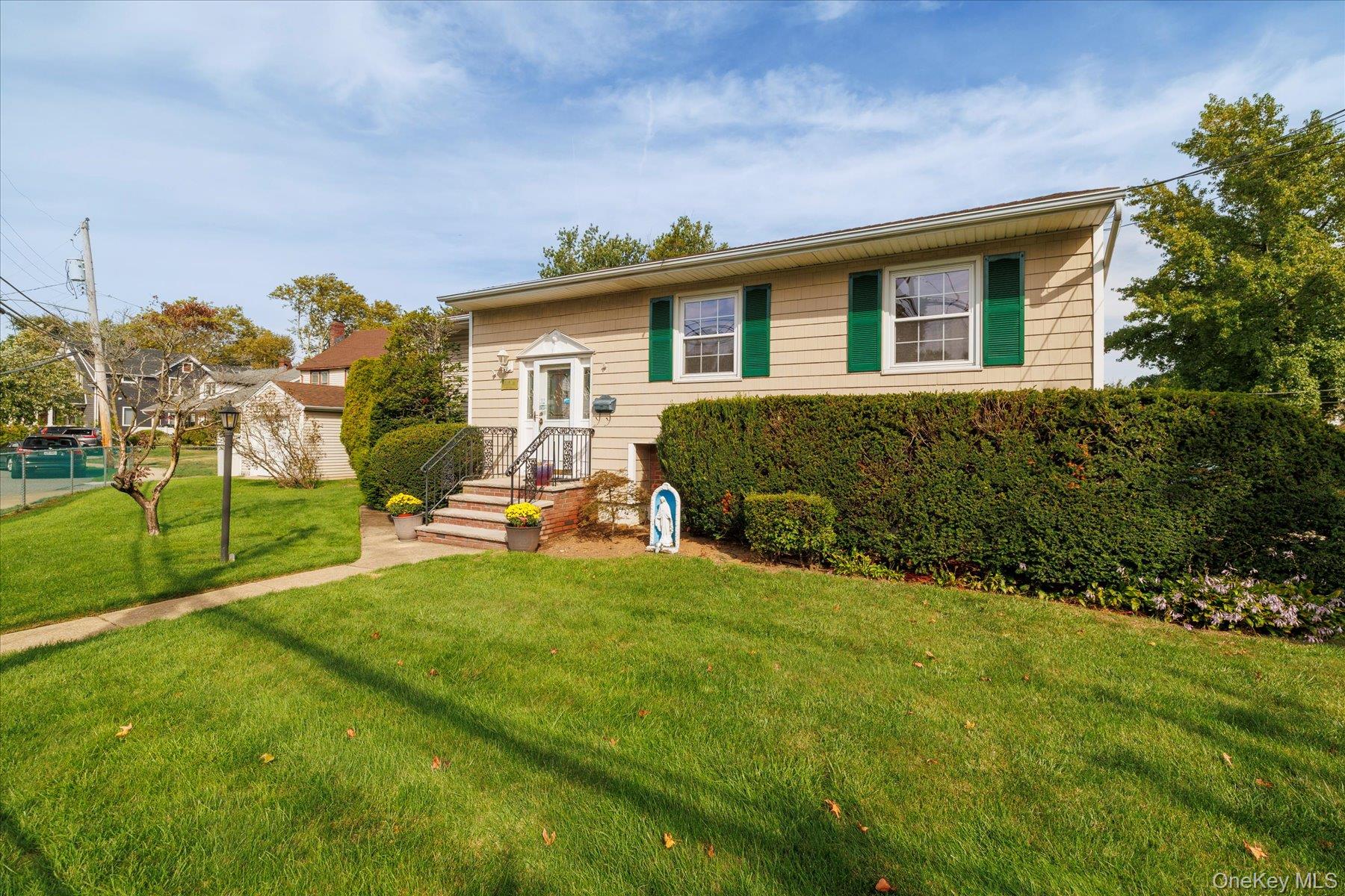 #1 photo, 101 Stuart Avenue, नासाउ काउंटी Malverne , NY 11565