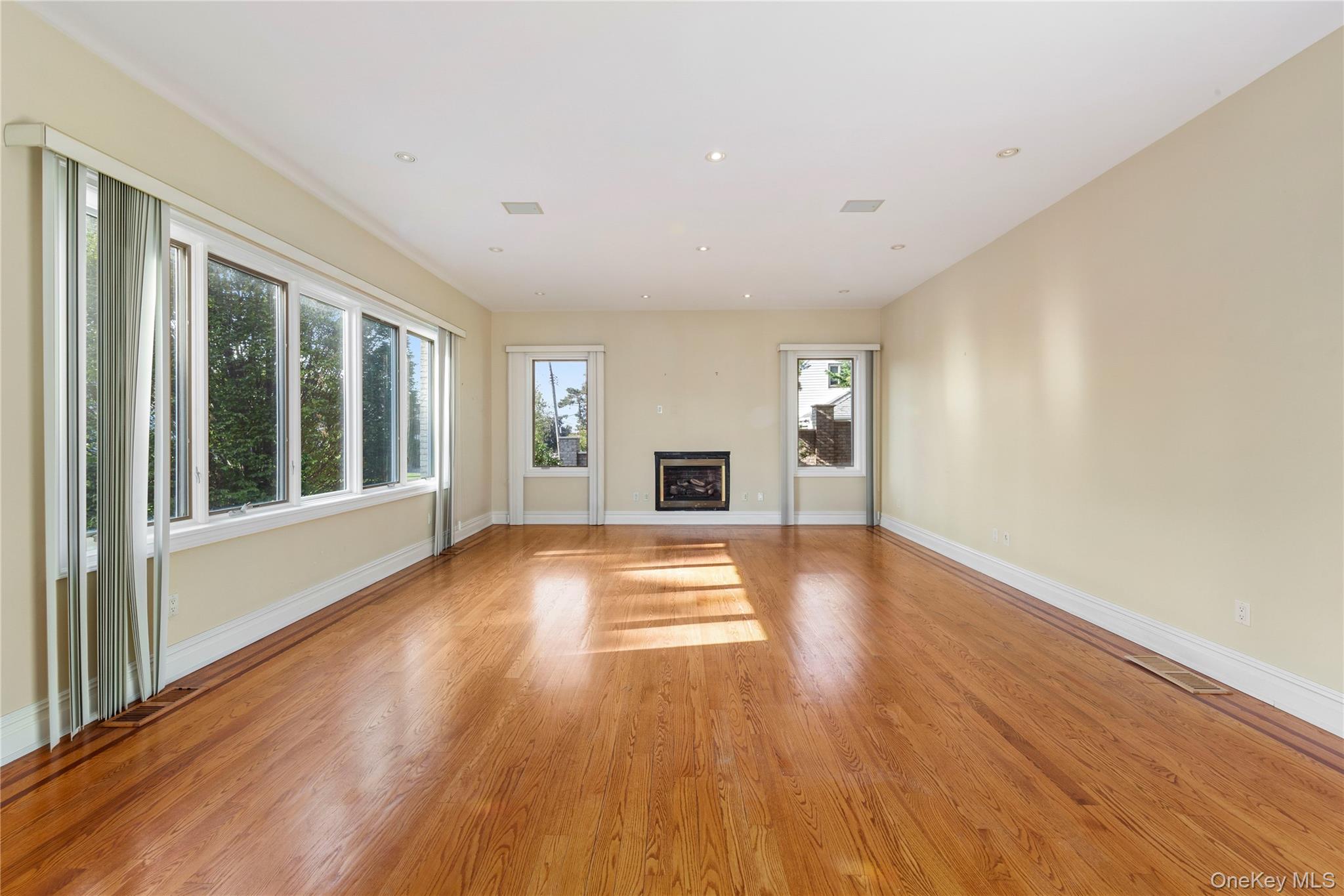 #13 photo, 104 Malba Drive, クイーンズ区 Malba , NY 11357