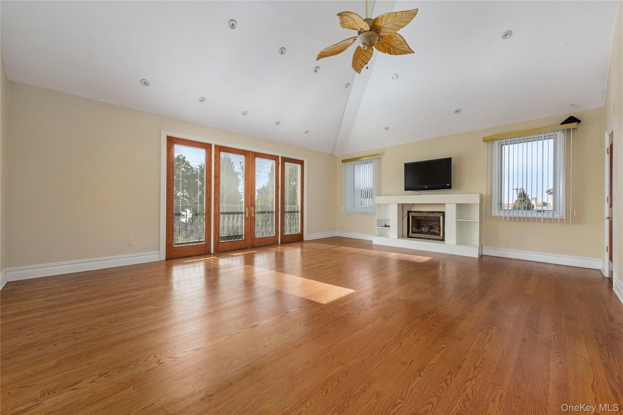 #9 photo, 104 Malba Drive, クイーンズ区 Malba , NY 11357