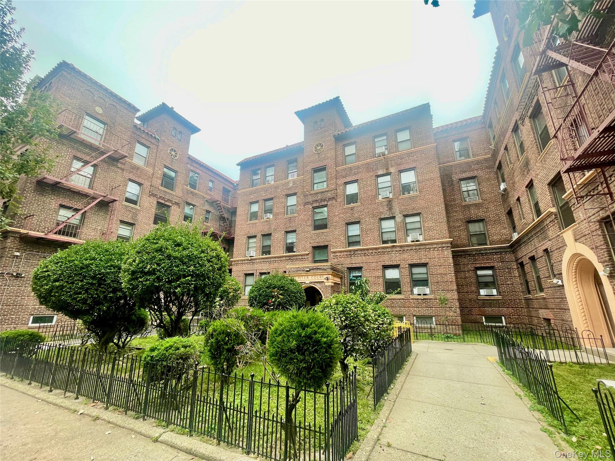 #2 photo, 6264 Saunders Street, クイーンズ区 Rego Park , NY 11374
