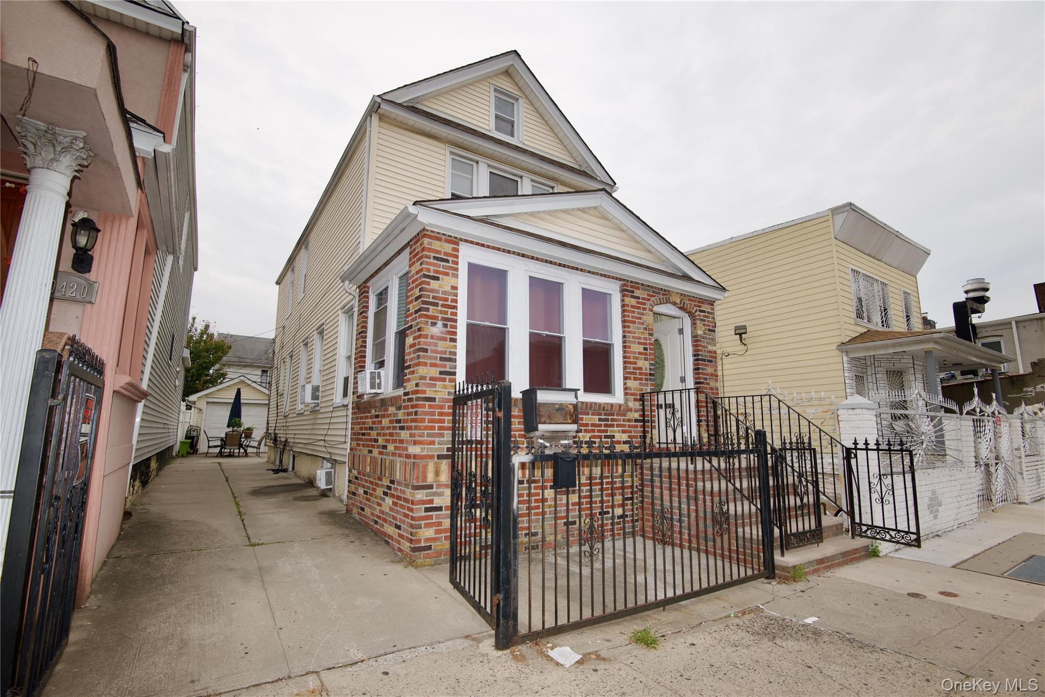 #1 photo, 10416 124th Street, कुईंस Richmond Hill , NY 11419