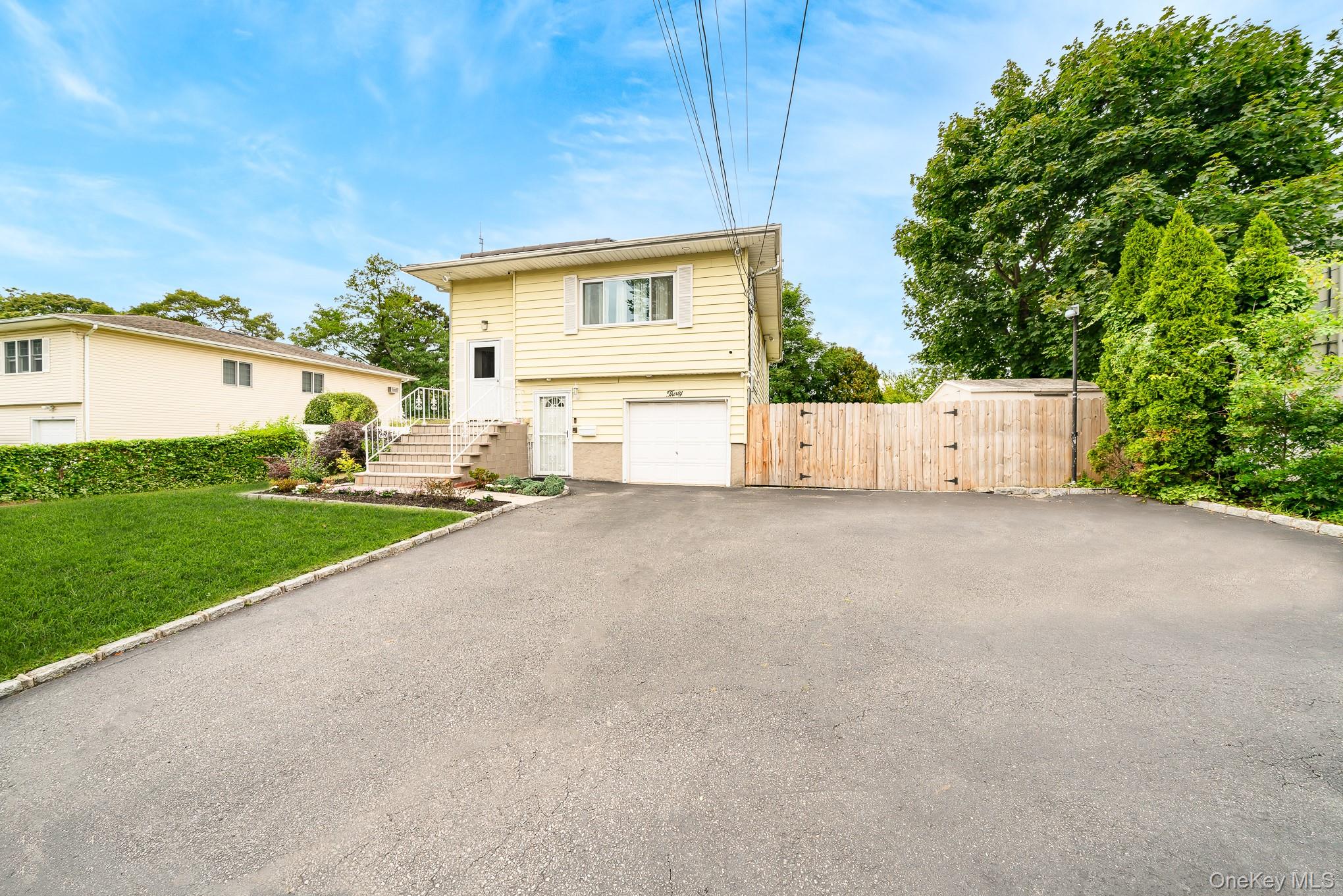 #1 photo, 30 Milano Avenue, सफ़ोक काउंटी Central Islip , NY 11722