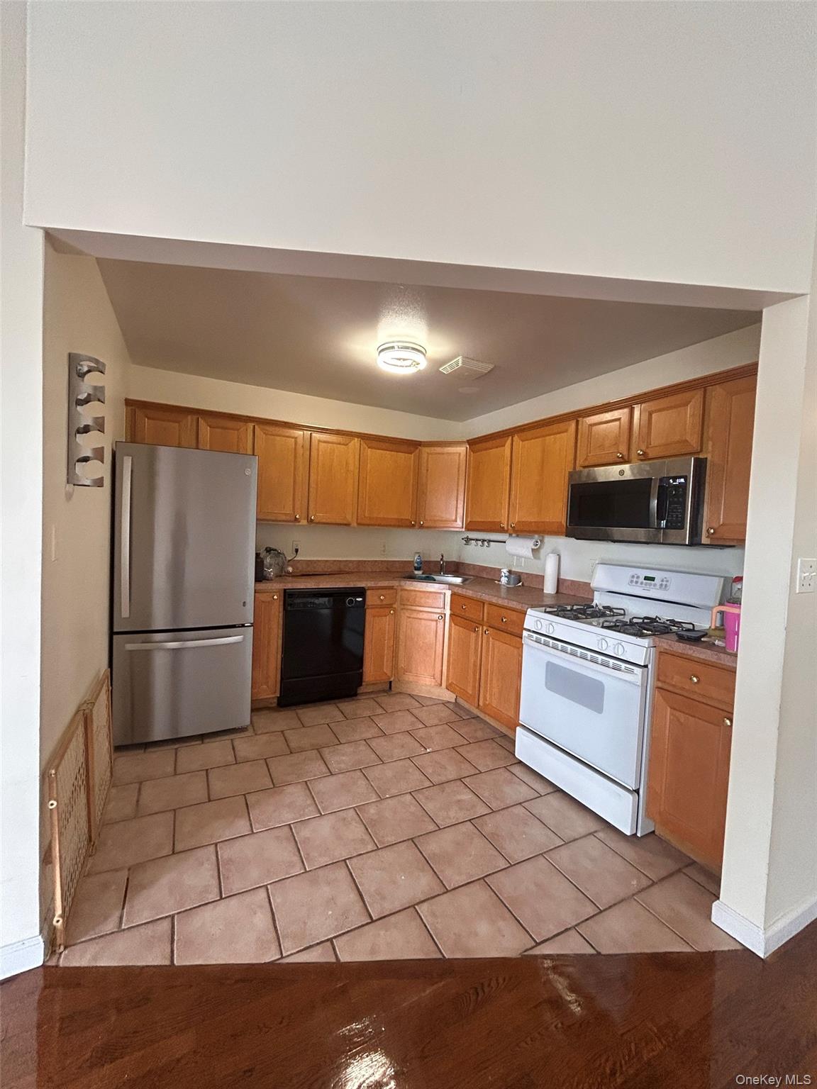 #1 photo, 3233 Philip Avenue, ब्रोंक्स Bronx , NY 10465