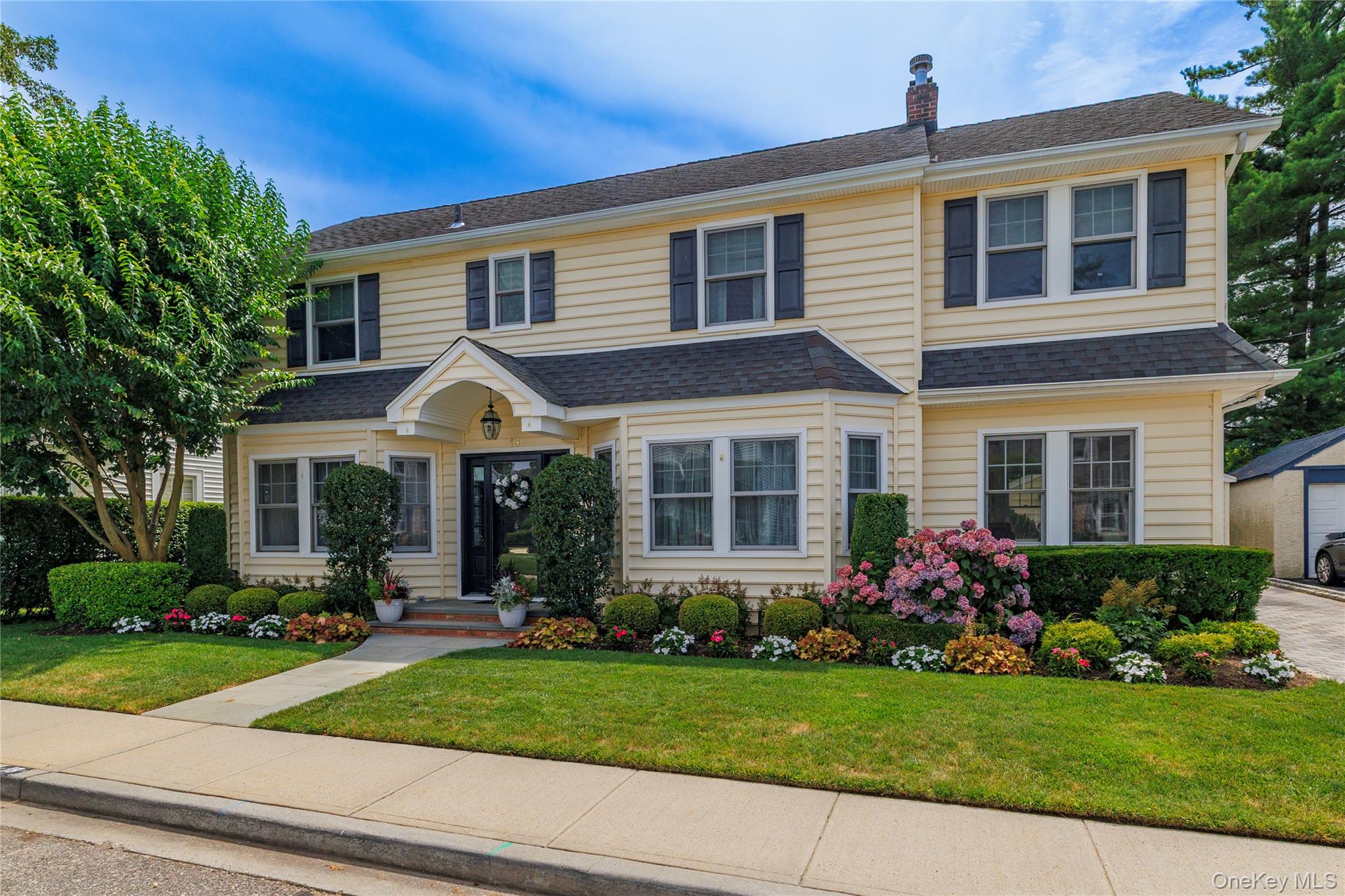 #1 photo, 18 Midwood Road, नासाउ काउंटी Rockville Centre , NY 11570