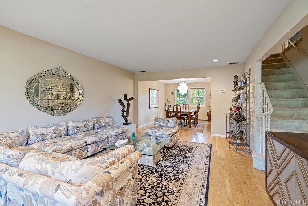 #7 photo, 10 Quincy Lane, Smithtown , NY 11787