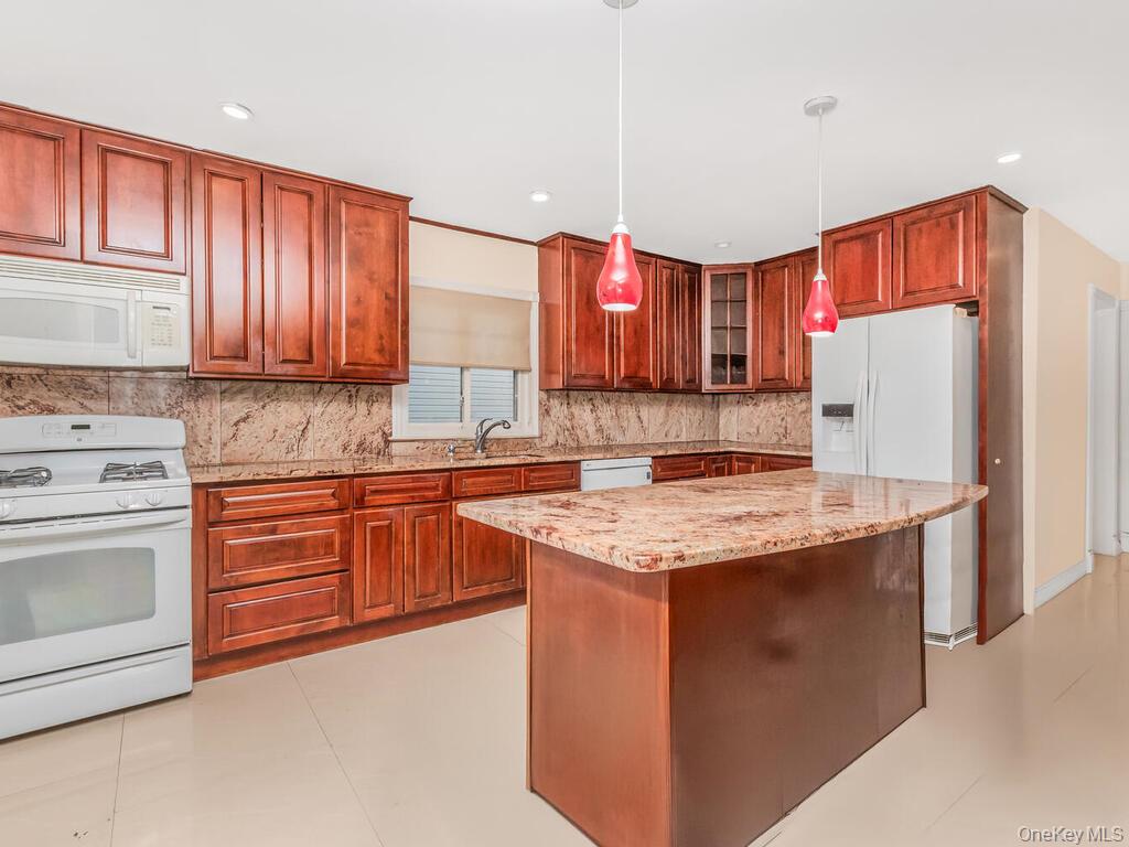 #1 photo, 2398 Centre Avenue, ナッソー郡 Bellmore , NY 11710