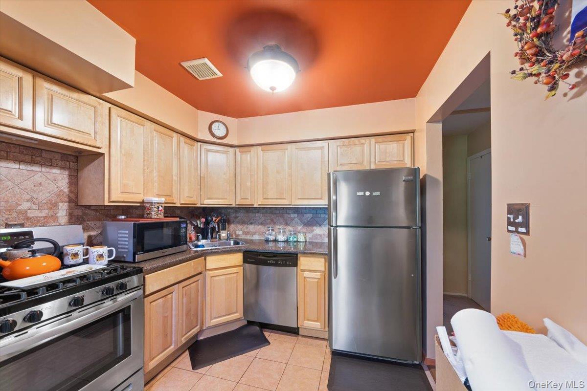 #10 photo, 3950 Throggs Neck Expressway, Bronx , NY 10465