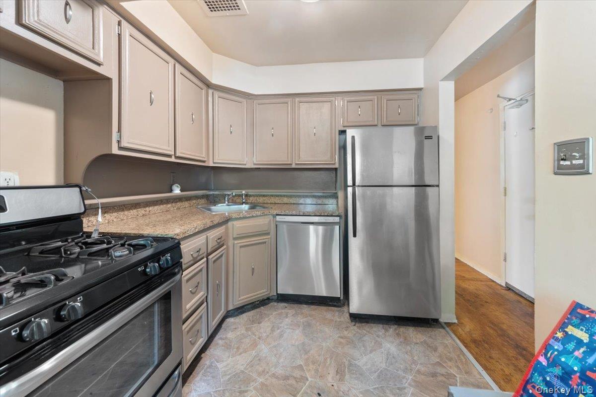 #13 photo, 3950 Throggs Neck Expressway, Bronx , NY 10465