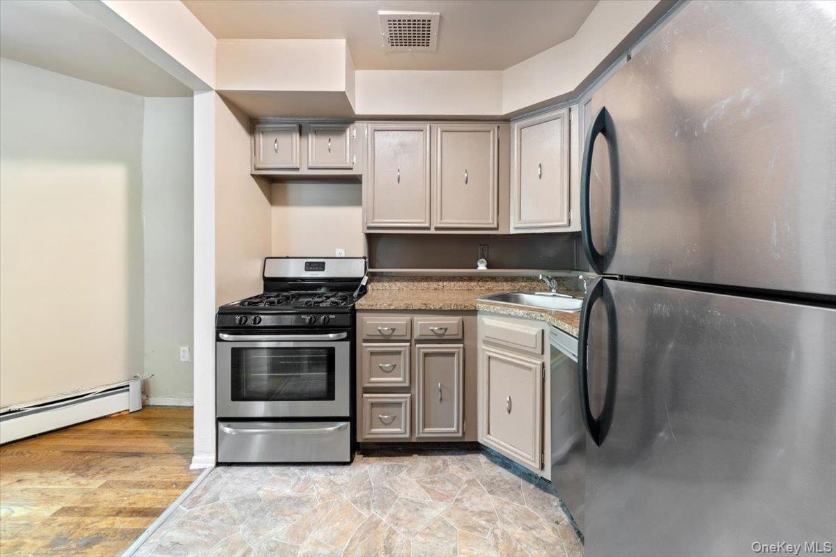 #14 photo, 3950 Throggs Neck Expressway, Bronx , NY 10465