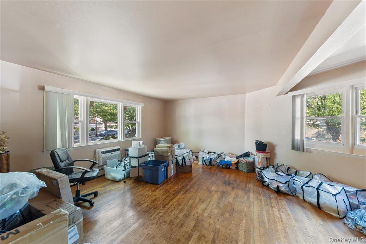 #15 photo, 3950 Throggs Neck Expressway, Bronx , NY 10465