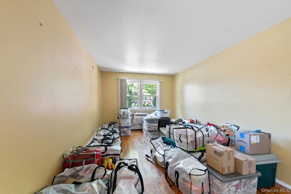 #17 photo, 3950 Throggs Neck Expressway, Bronx , NY 10465