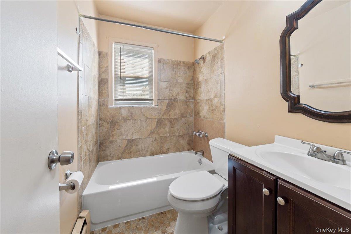 #18 photo, 3950 Throggs Neck Expressway, Bronx , NY 10465