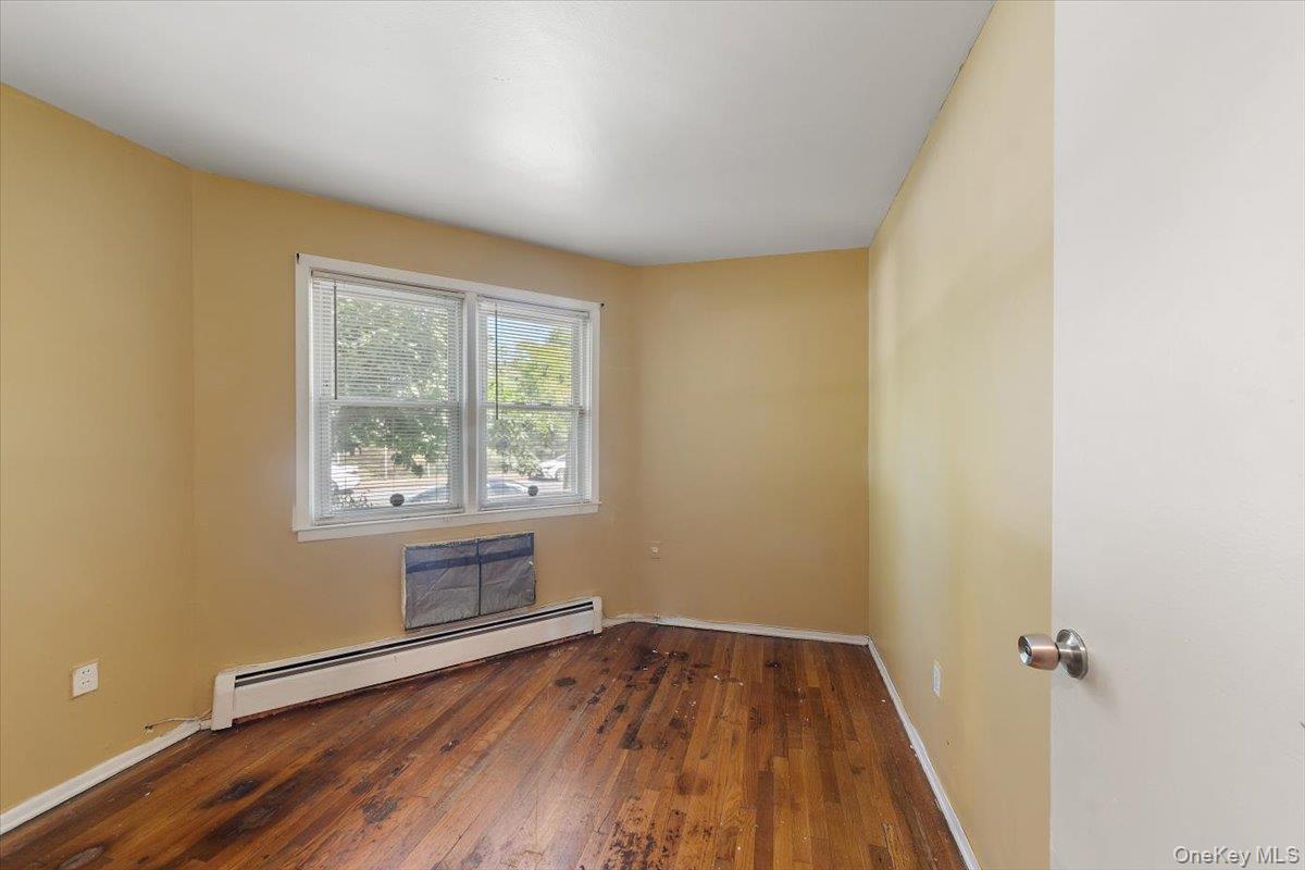 #20 photo, 3950 Throggs Neck Expressway, Bronx , NY 10465