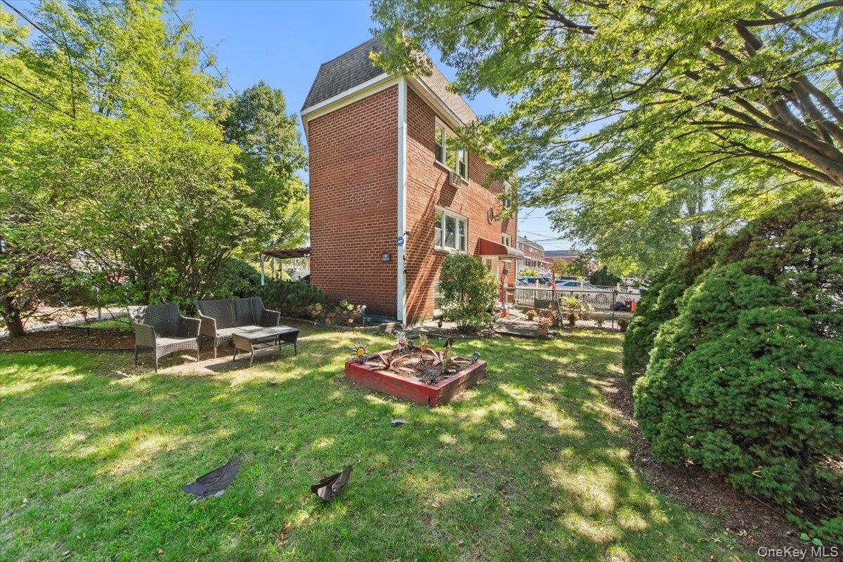 #3 photo, 3950 Throggs Neck Expressway, Bronx , NY 10465