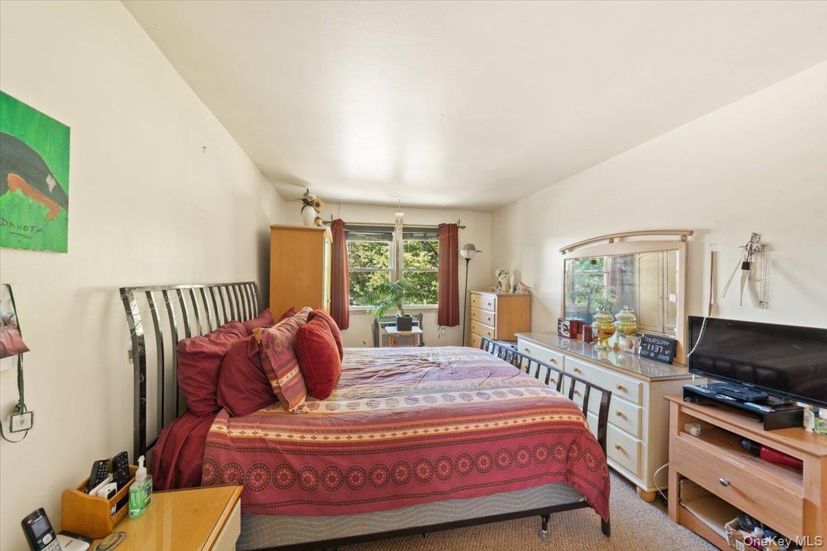 #4 photo, 3950 Throggs Neck Expressway, Bronx , NY 10465