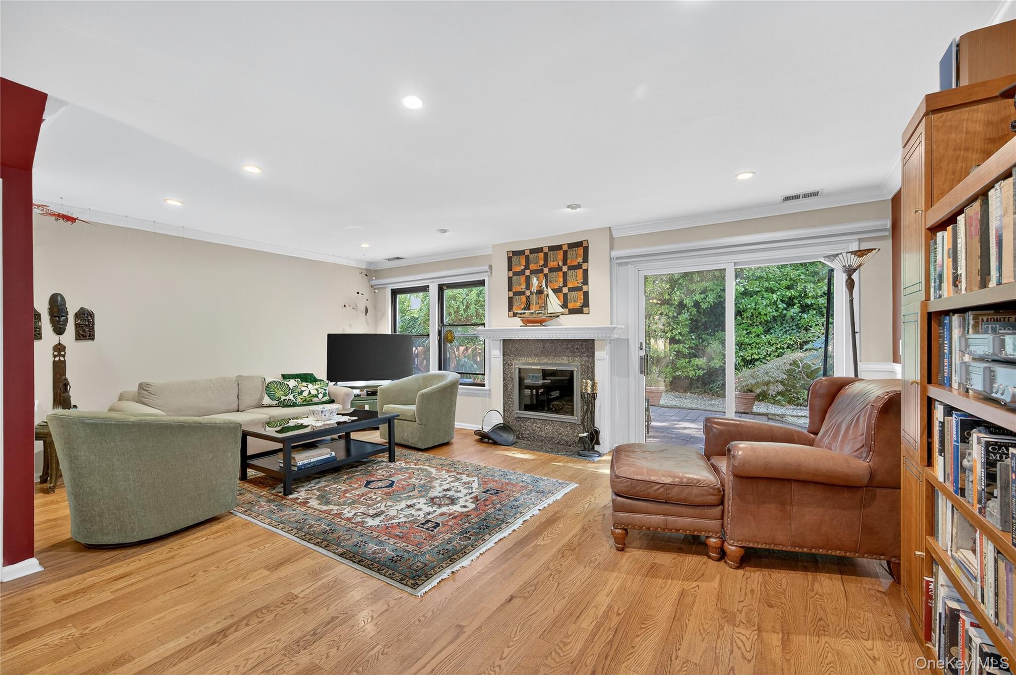 #8 photo, 12 Hampton Way, Woodbury , NY 11797