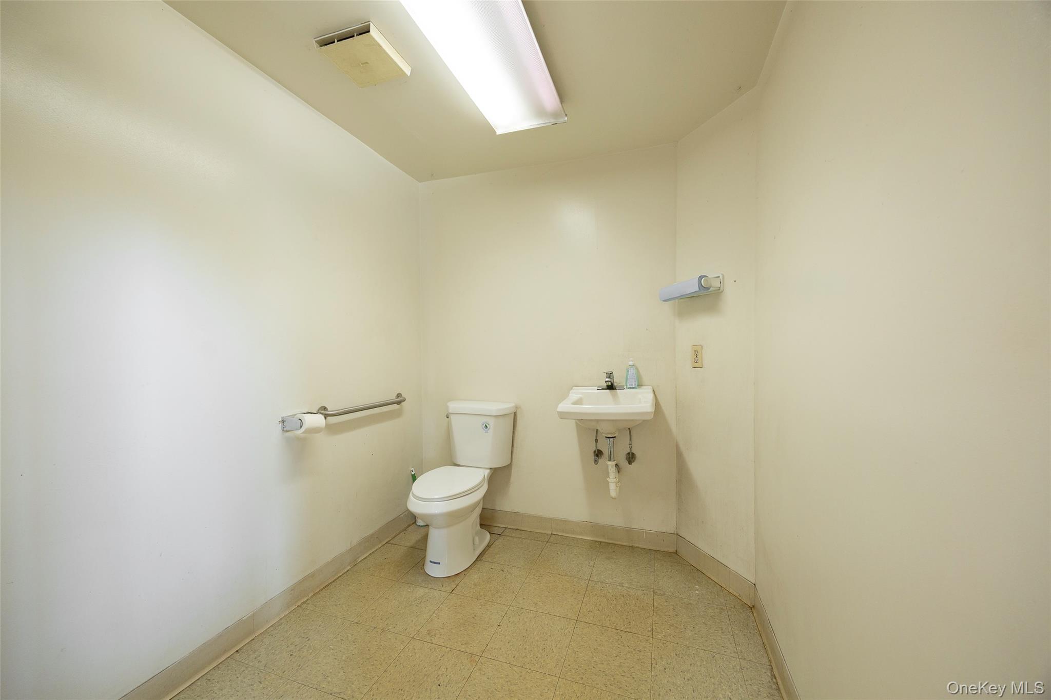 #18 photo, 44 Manchester Road, Poughkeepsie , NY 12603