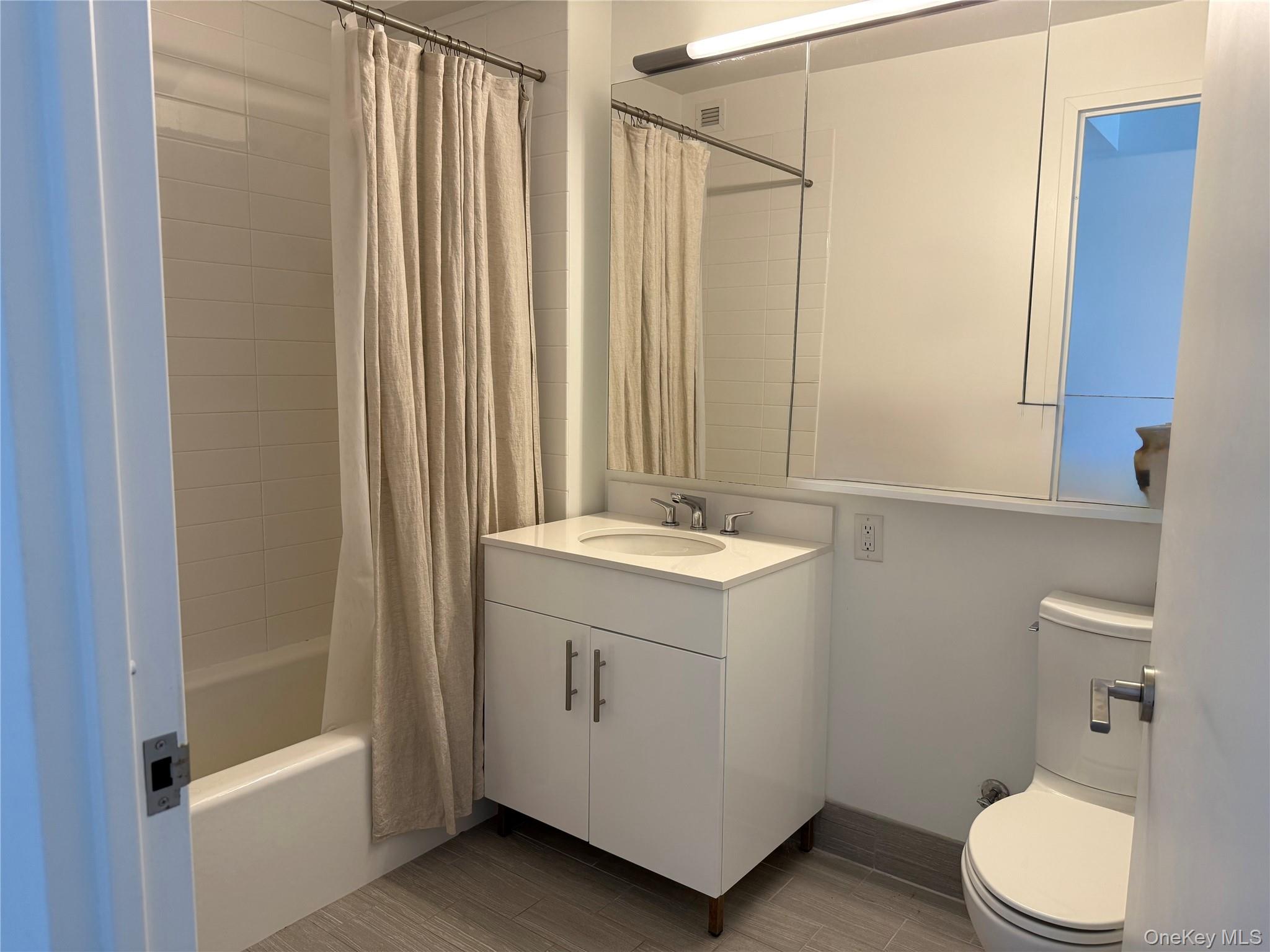 #8 photo, 52-03 Center Boulevard, Long Island City , NY 11101