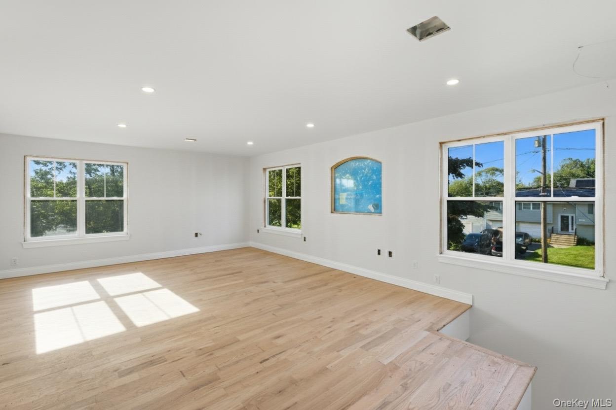 #19 photo, 86 Moffitt Boulevard, Islip , NY 11751