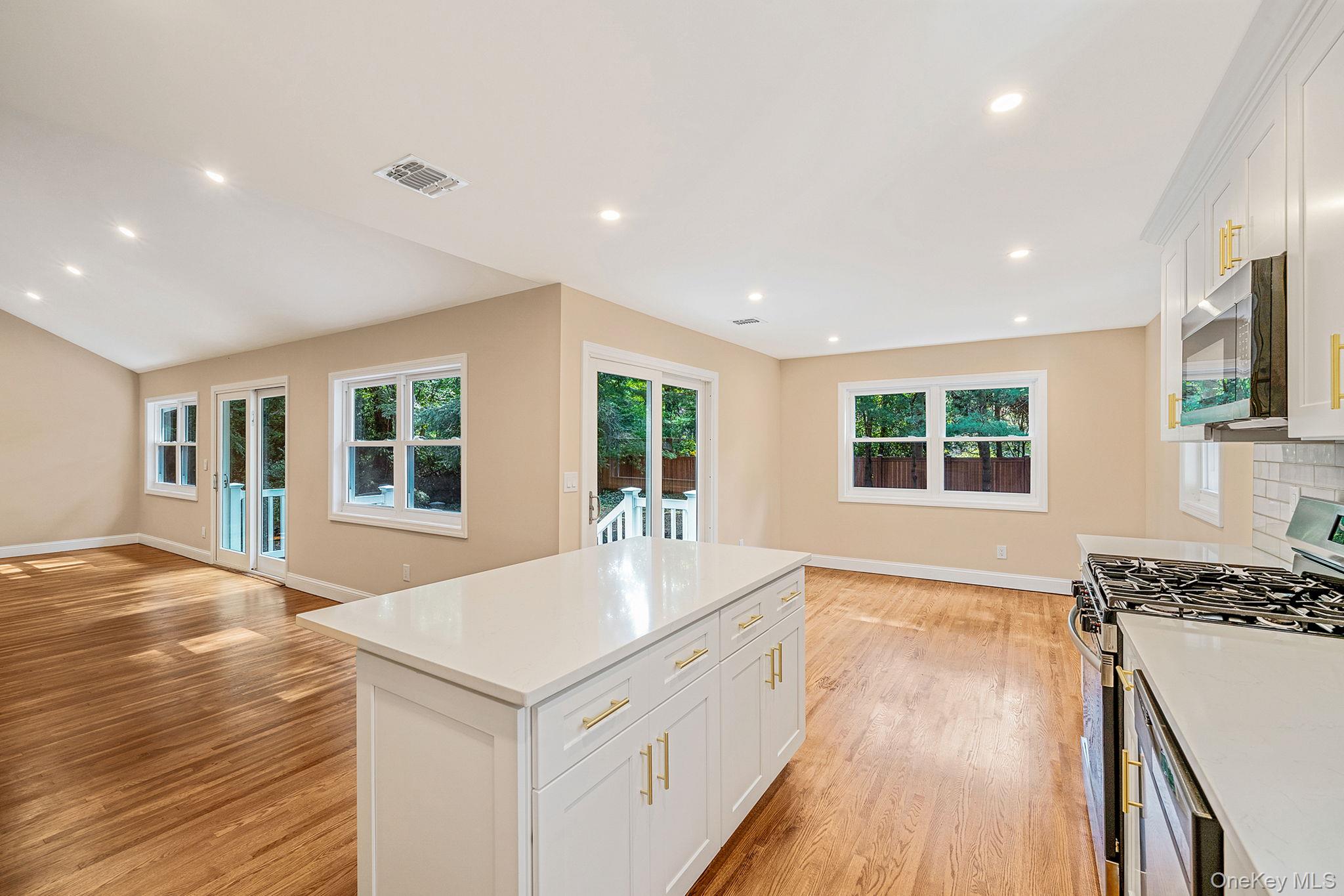 #10 photo, 12 Andover Place, सफ़ोक काउंटी Huntington , NY 11743