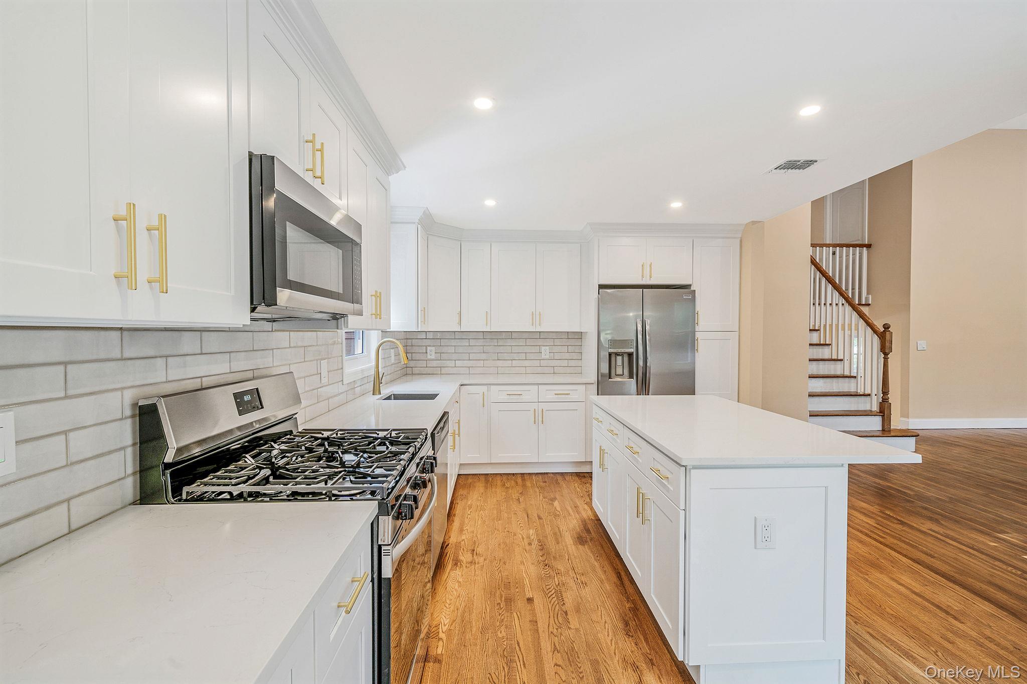 #11 photo, 12 Andover Place, सफ़ोक काउंटी Huntington , NY 11743