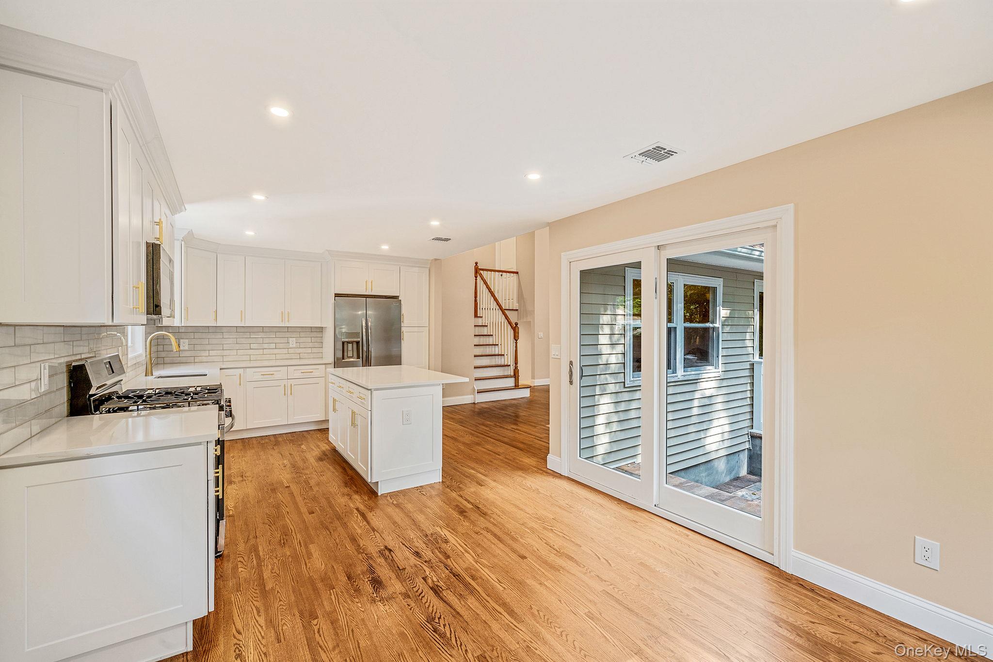 #13 photo, 12 Andover Place, सफ़ोक काउंटी Huntington , NY 11743