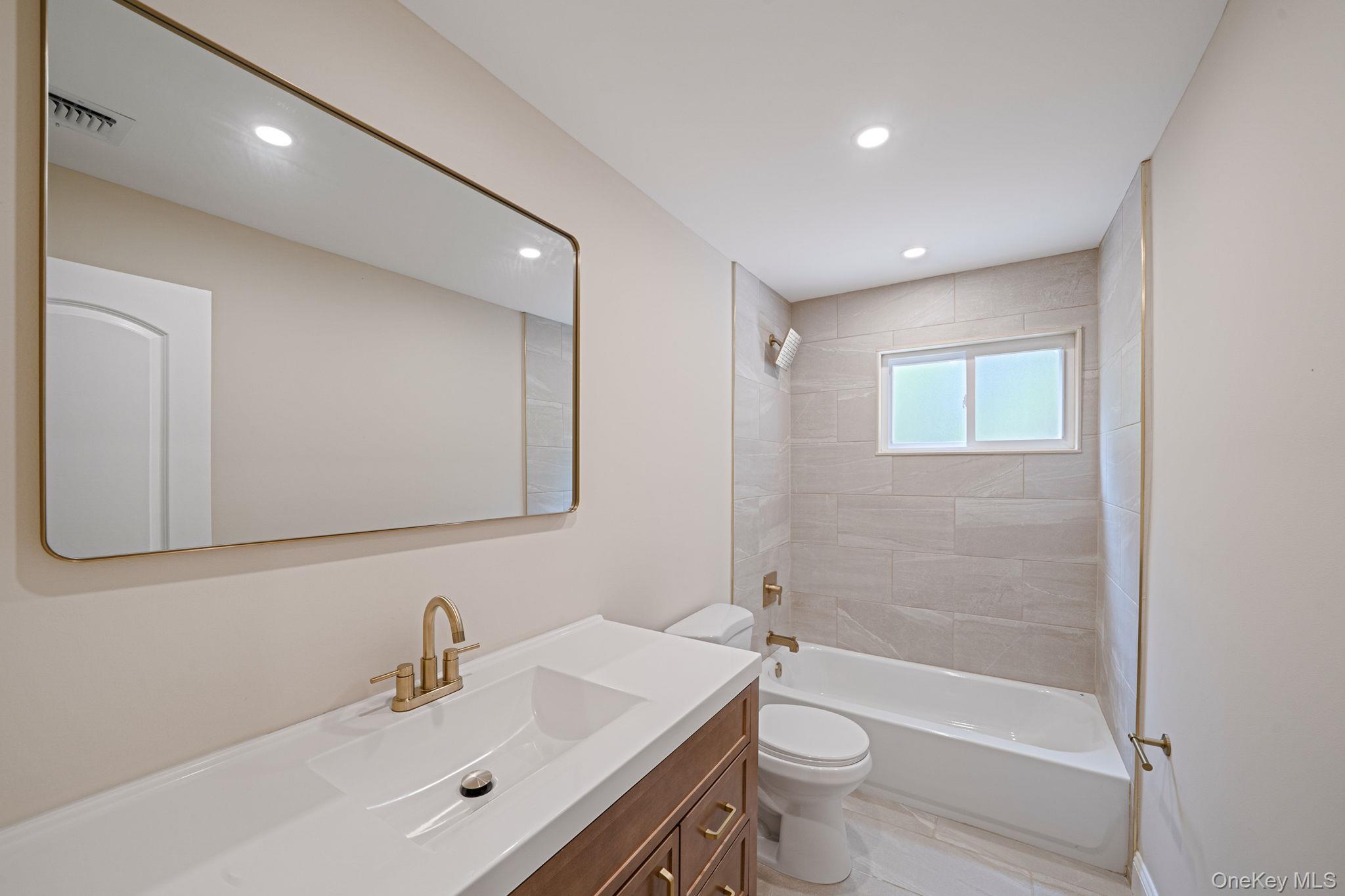 #20 photo, 12 Andover Place, सफ़ोक काउंटी Huntington , NY 11743