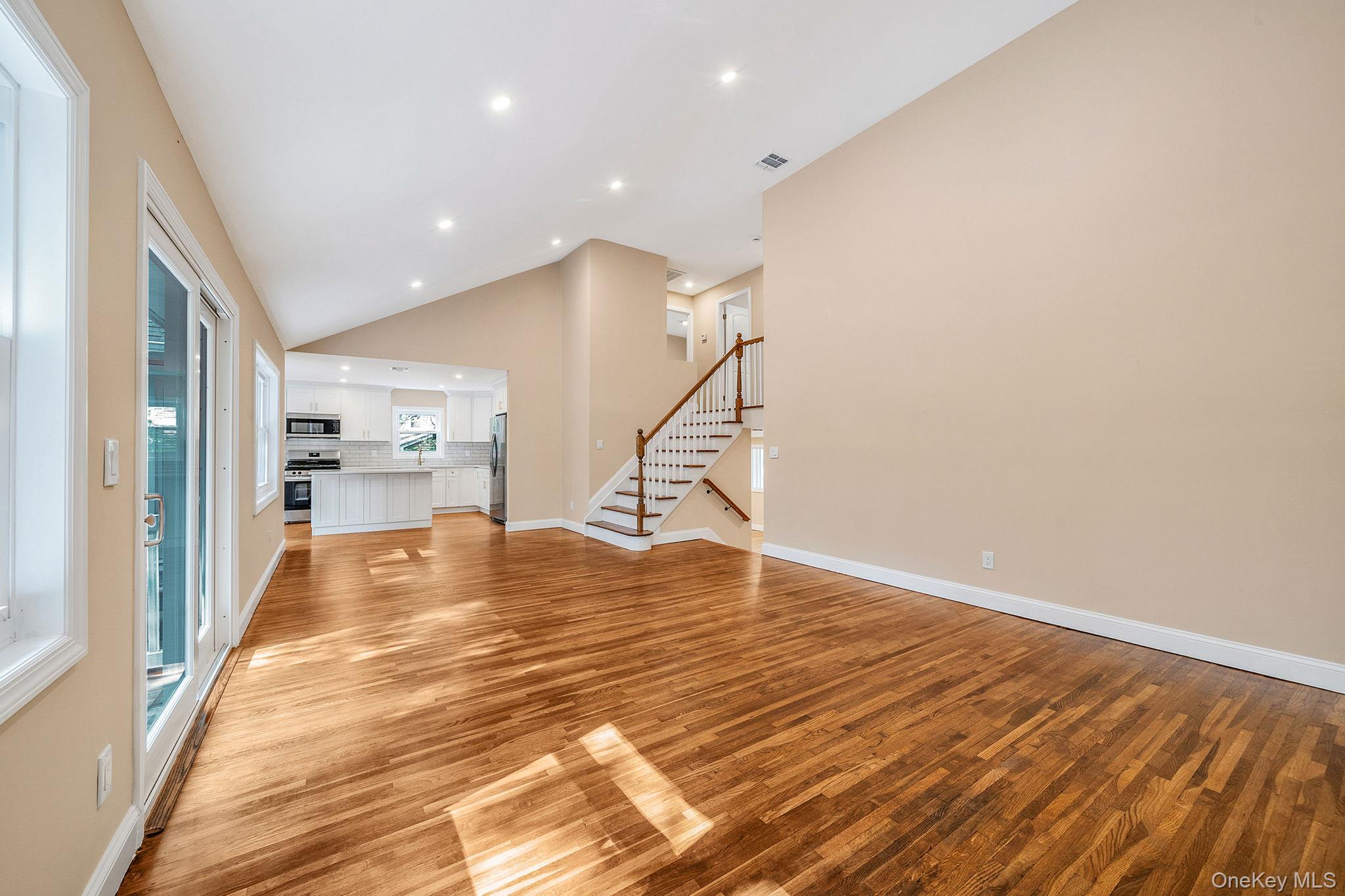 #6 photo, 12 Andover Place, सफ़ोक काउंटी Huntington , NY 11743