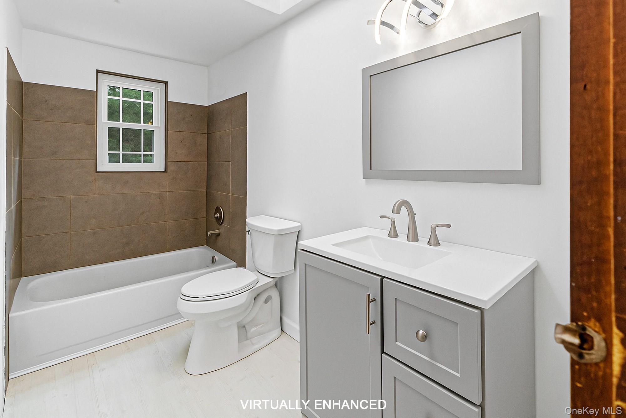 #12 photo, 18 Norfolk Drive, サフォーク郡 Springs , NY 11937