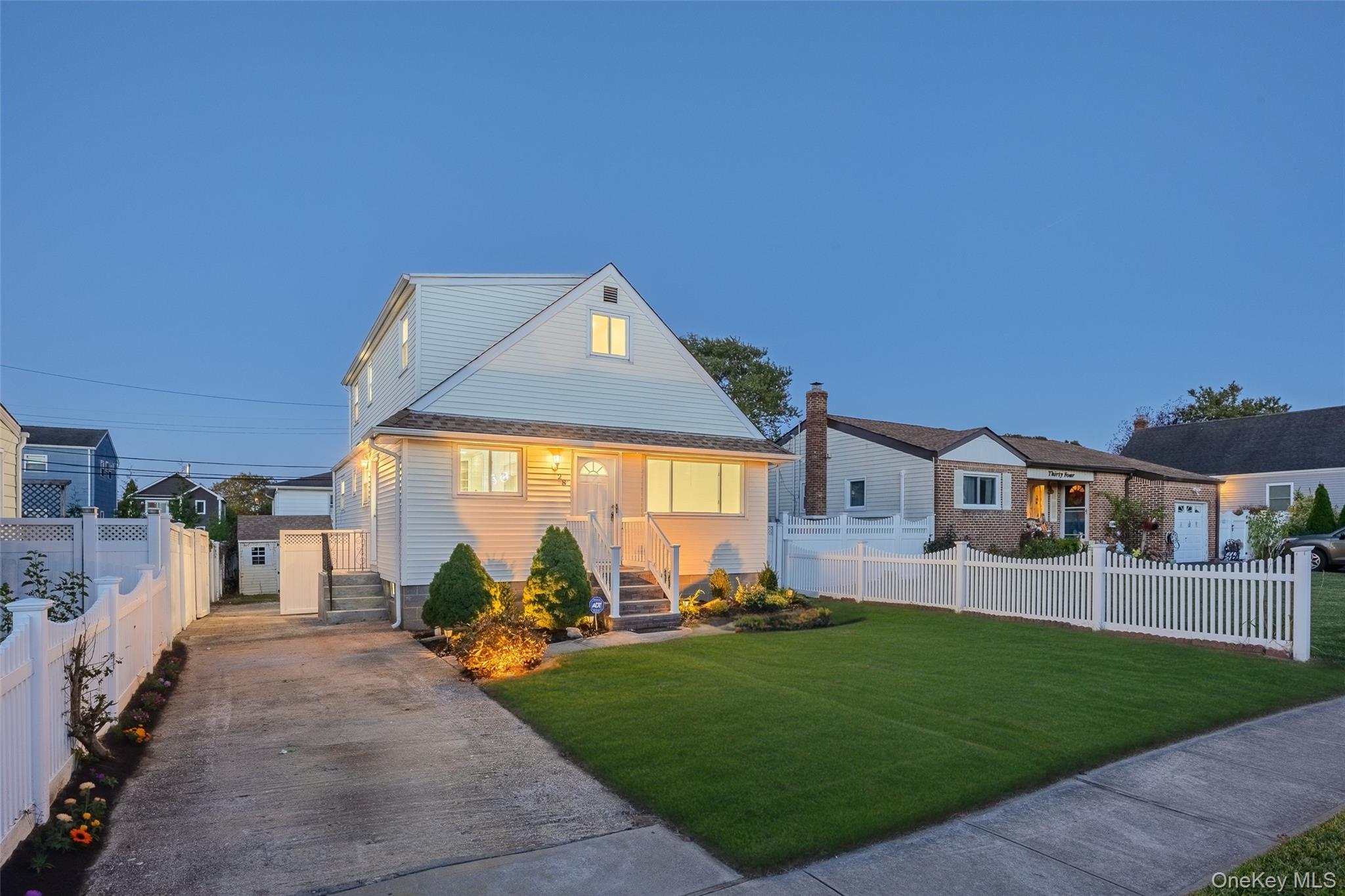 #1 photo, 28 Riviera Parkway, 东长岛 Lindenhurst , NY 11757