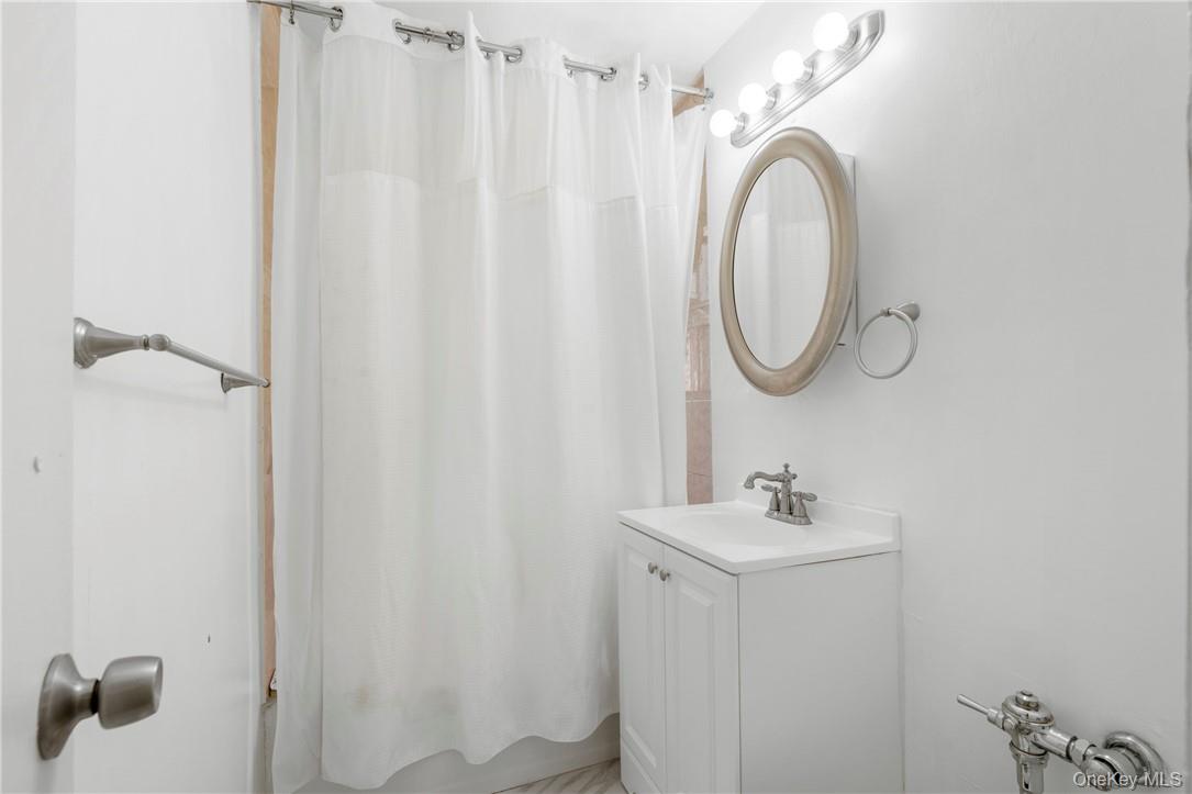 #9 photo, 525 W 235 Street, Bronx , NY 10463