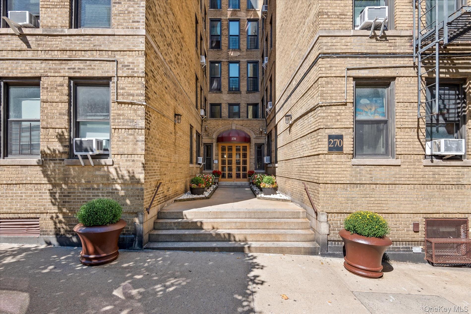 #14 photo, 270 Seaman Avenue, New York (Manhattan) , NY 10034