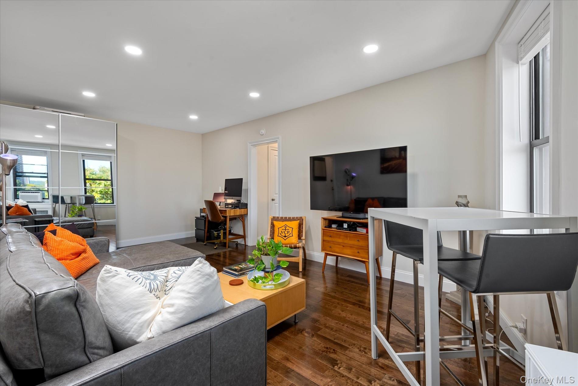 #4 photo, 270 Seaman Avenue, New York (Manhattan) , NY 10034