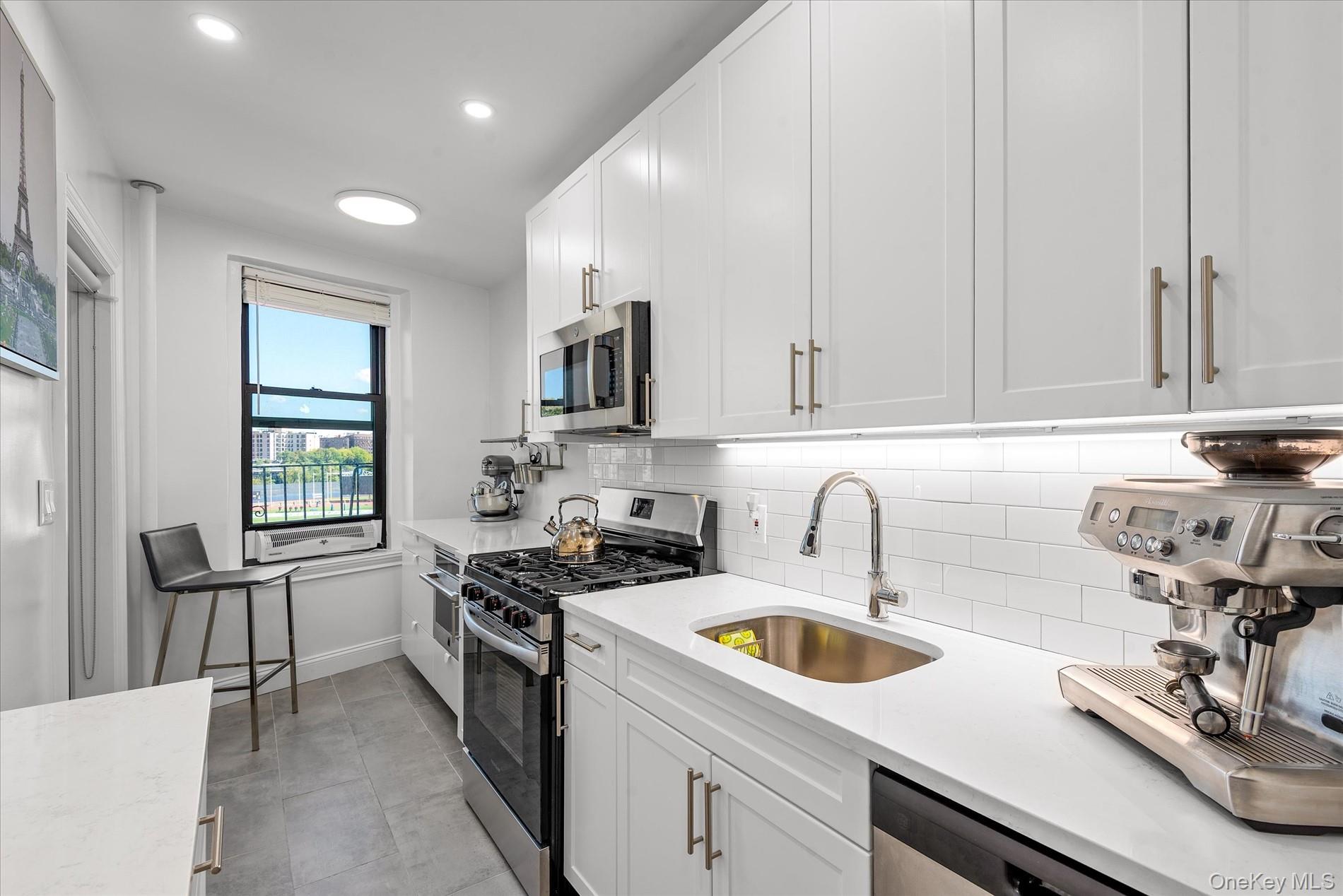 #8 photo, 270 Seaman Avenue, New York (Manhattan) , NY 10034