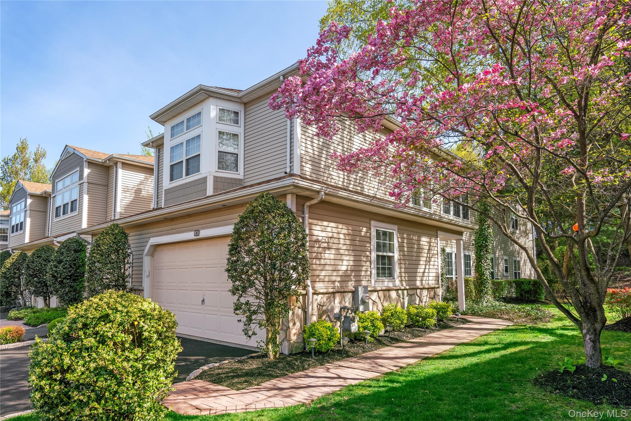 #1 photo, 30 Sagamore Drive, नासाउ काउंटी Plainview , NY 11803