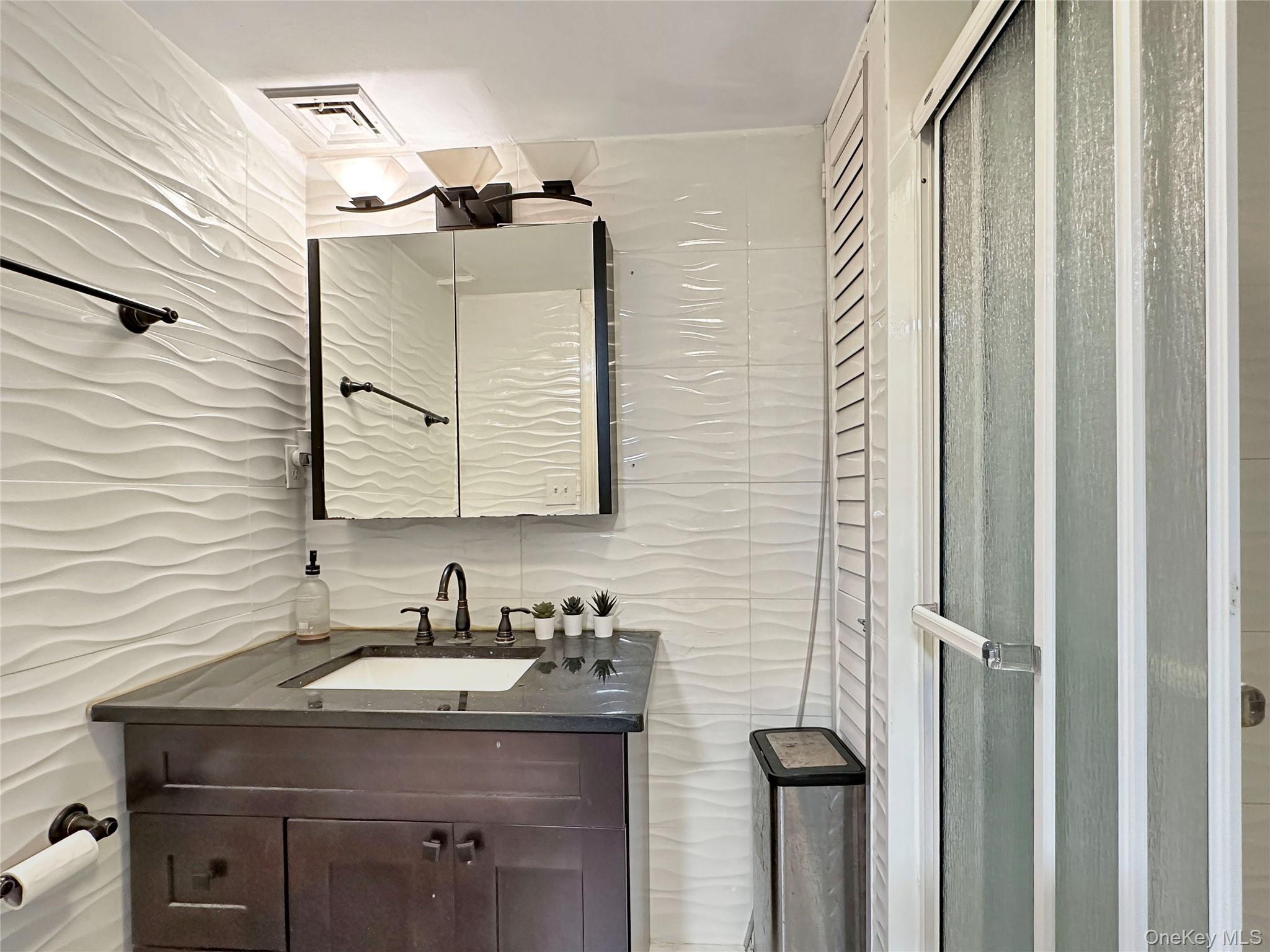 #11 photo, 245 Dartmouth Drive, हिक्सविले Hicksville , NY 11801