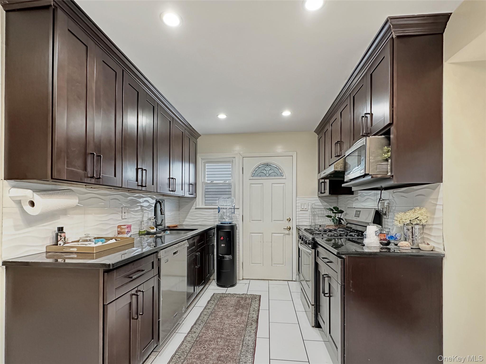 #13 photo, 245 Dartmouth Drive, हिक्सविले Hicksville , NY 11801