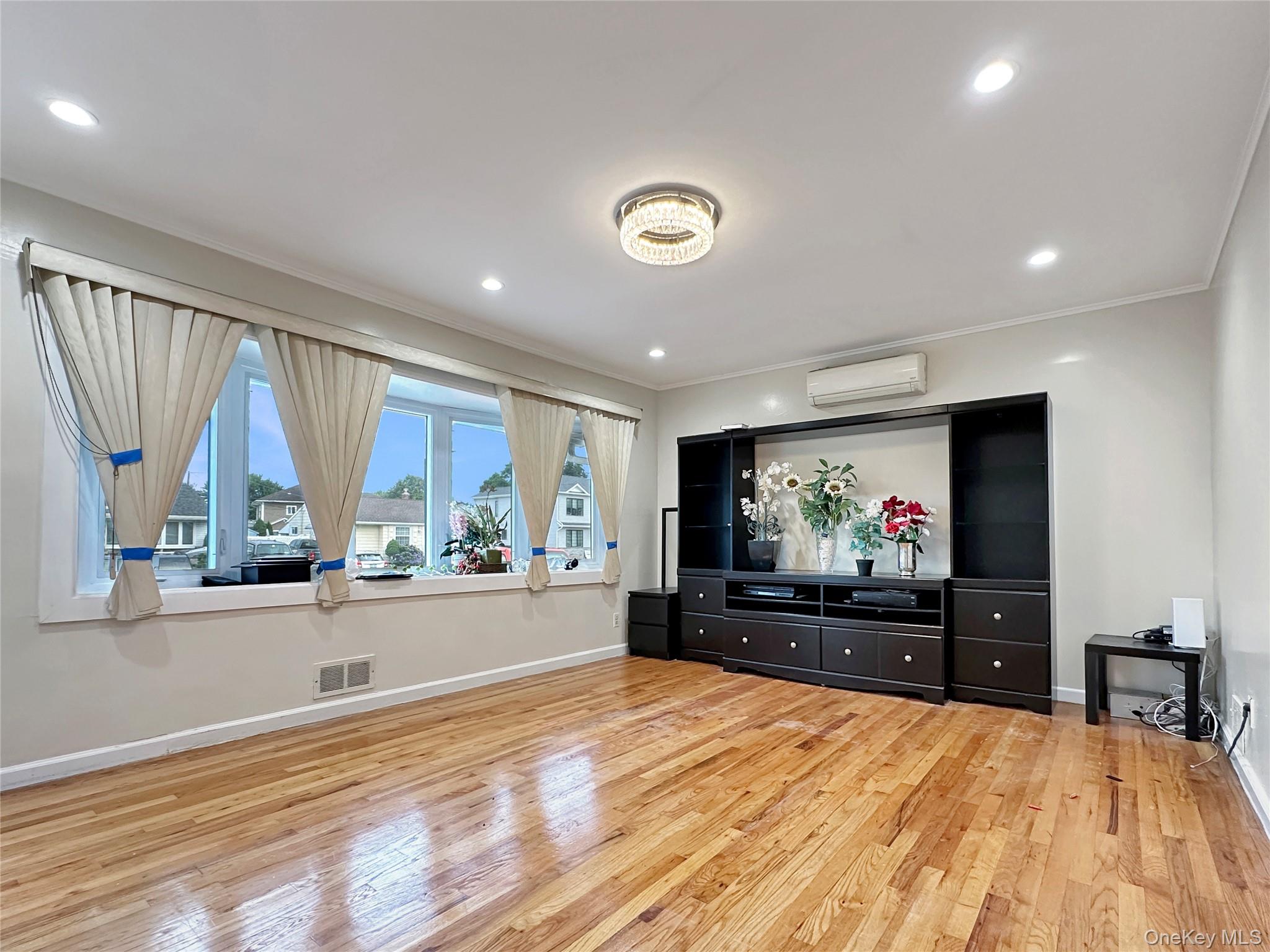 #2 photo, 245 Dartmouth Drive, हिक्सविले Hicksville , NY 11801