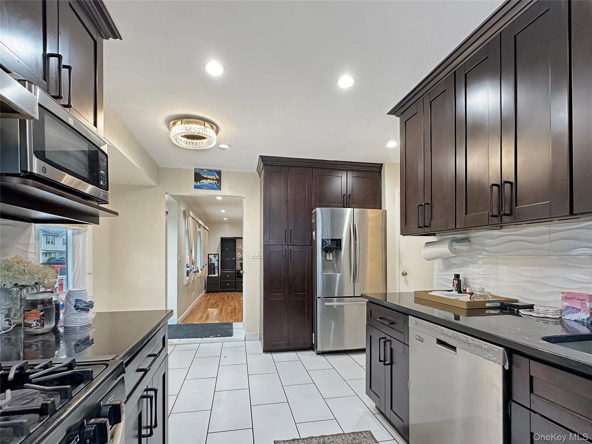 #3 photo, 245 Dartmouth Drive, हिक्सविले Hicksville , NY 11801