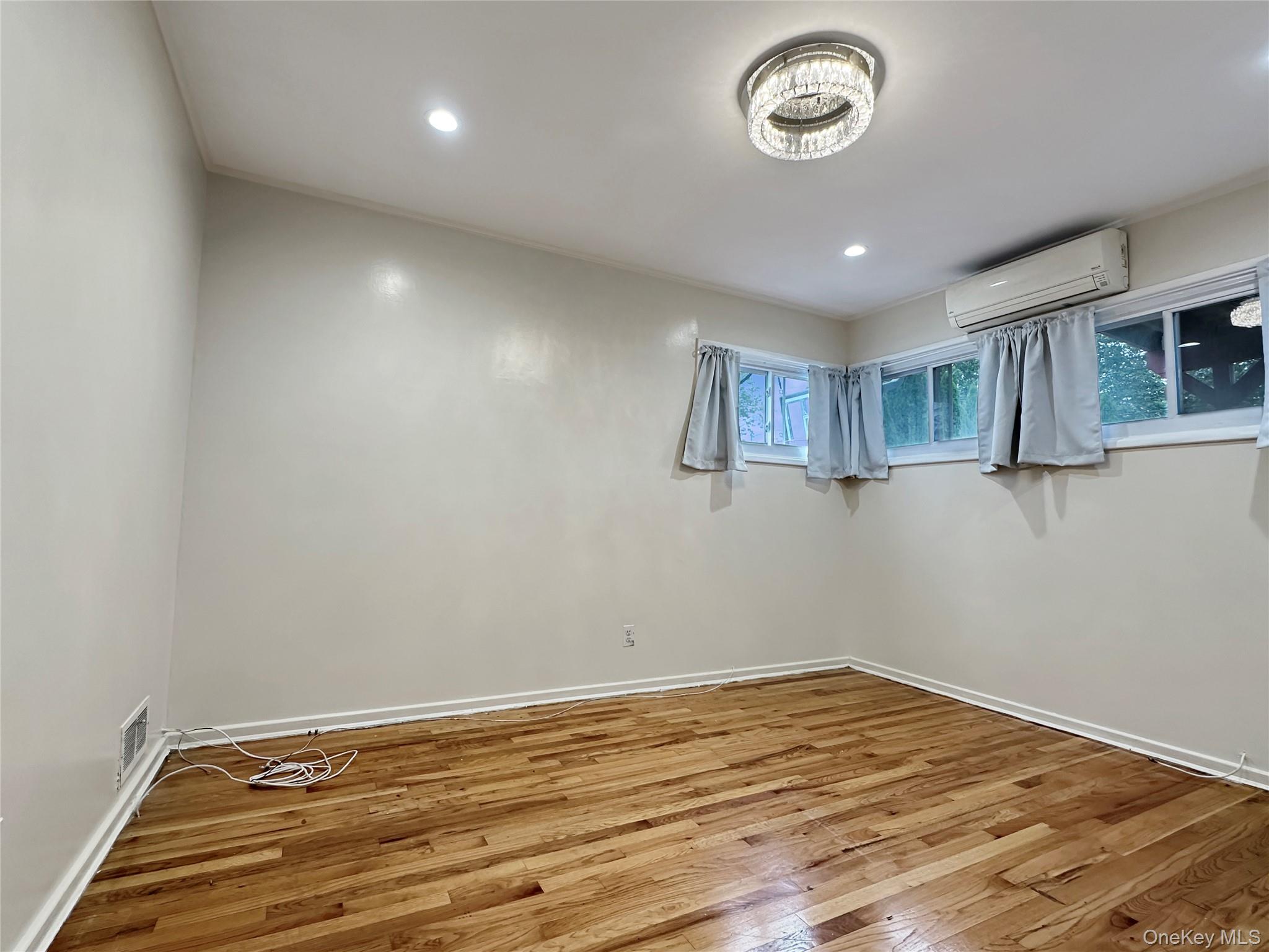 #4 photo, 245 Dartmouth Drive, हिक्सविले Hicksville , NY 11801