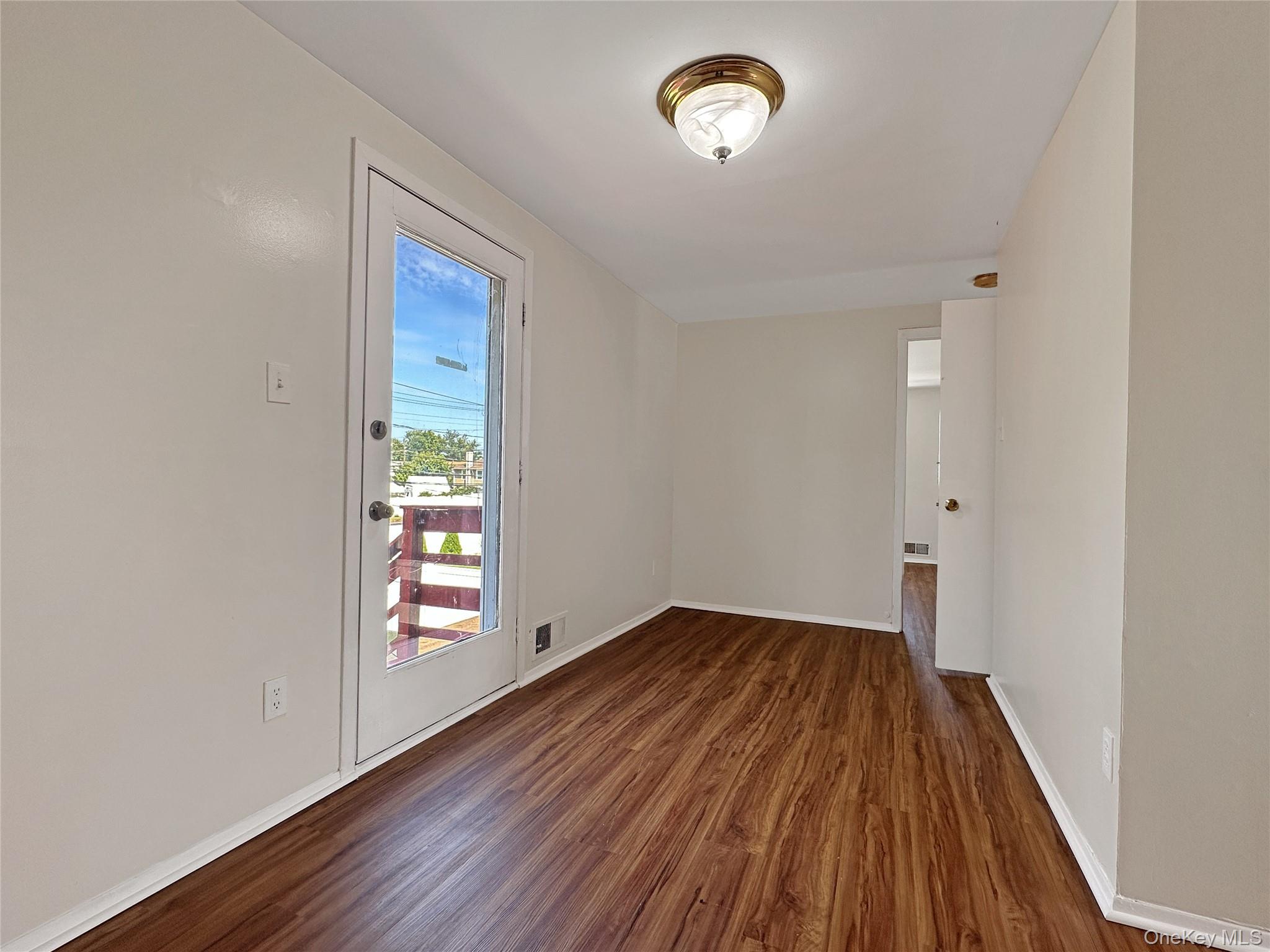 #8 photo, 245 Dartmouth Drive, हिक्सविले Hicksville , NY 11801